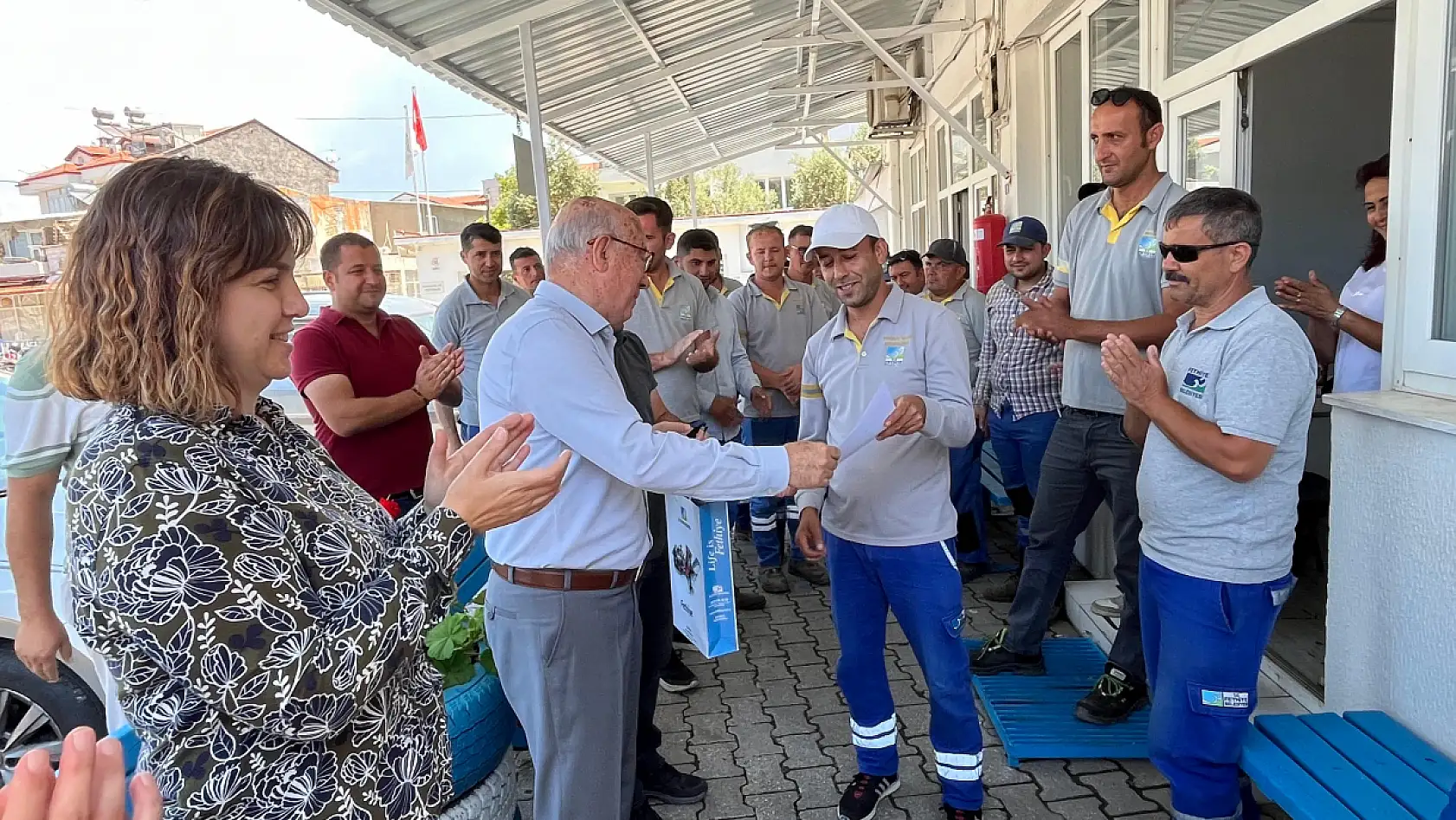 Fethiye'de çatıdan düşen kediyi kurtaran temizlik görevlisine tebrik ziyareti