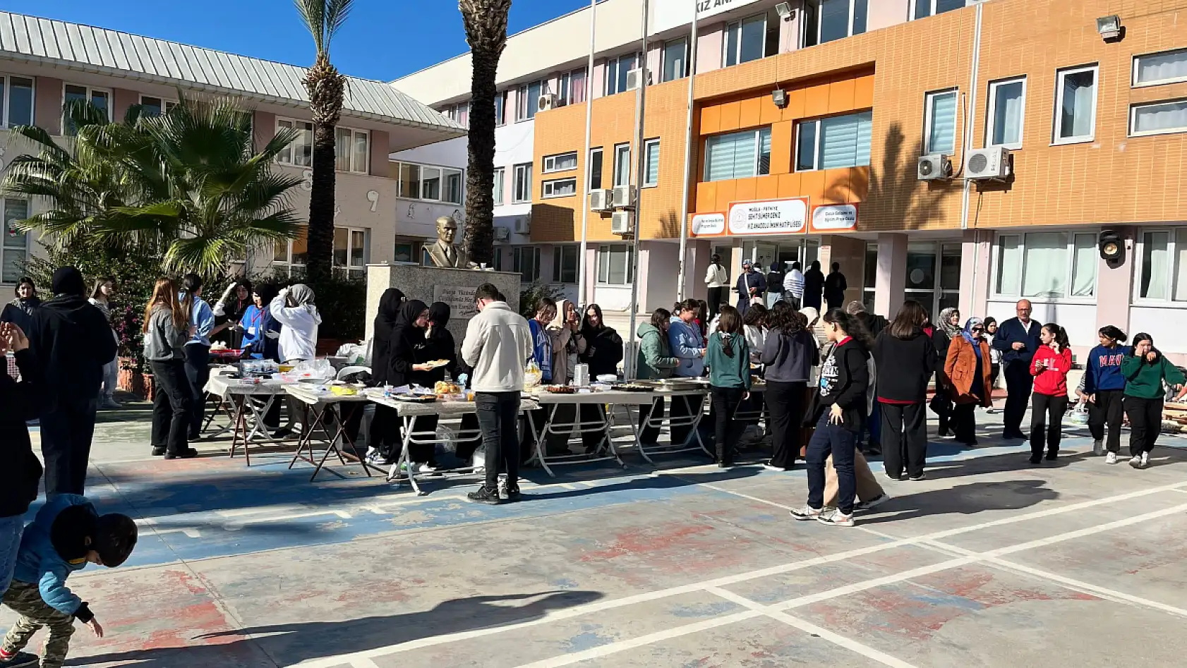 Fethiye'de Öğrenciler Yararına Kermes
