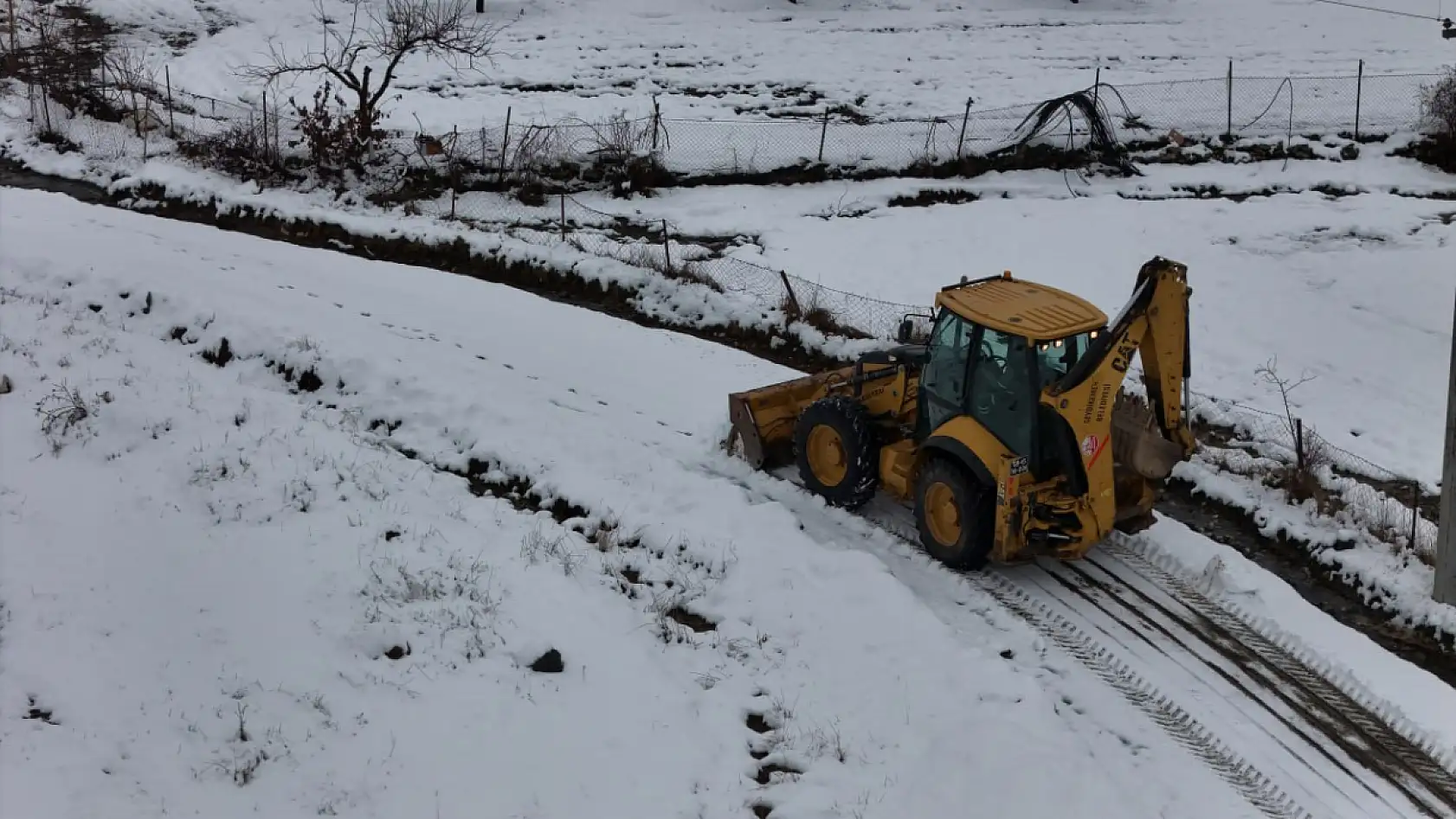 Seydikemer Belediyesi Karla Kapanan Yolları Ulaşıma Açtı