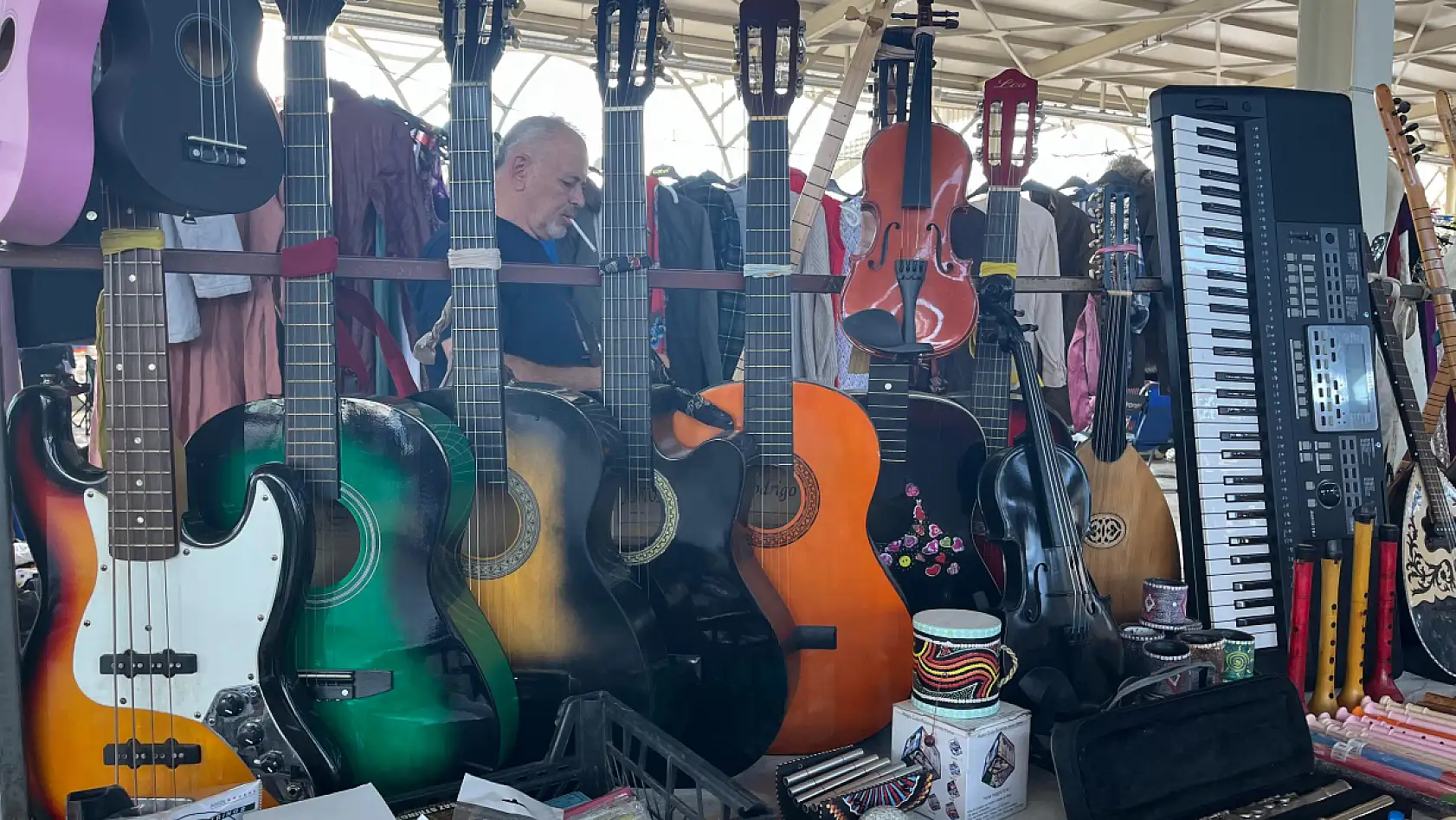 Fethiye'de uygun fiyatlı ikinci el müzik aletleri ilgi görüyor