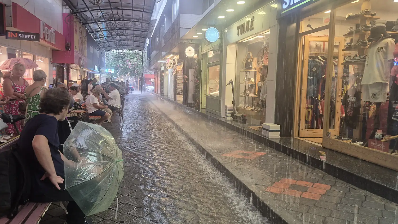 Fethiye'de sağanak yağış etkili oluyor