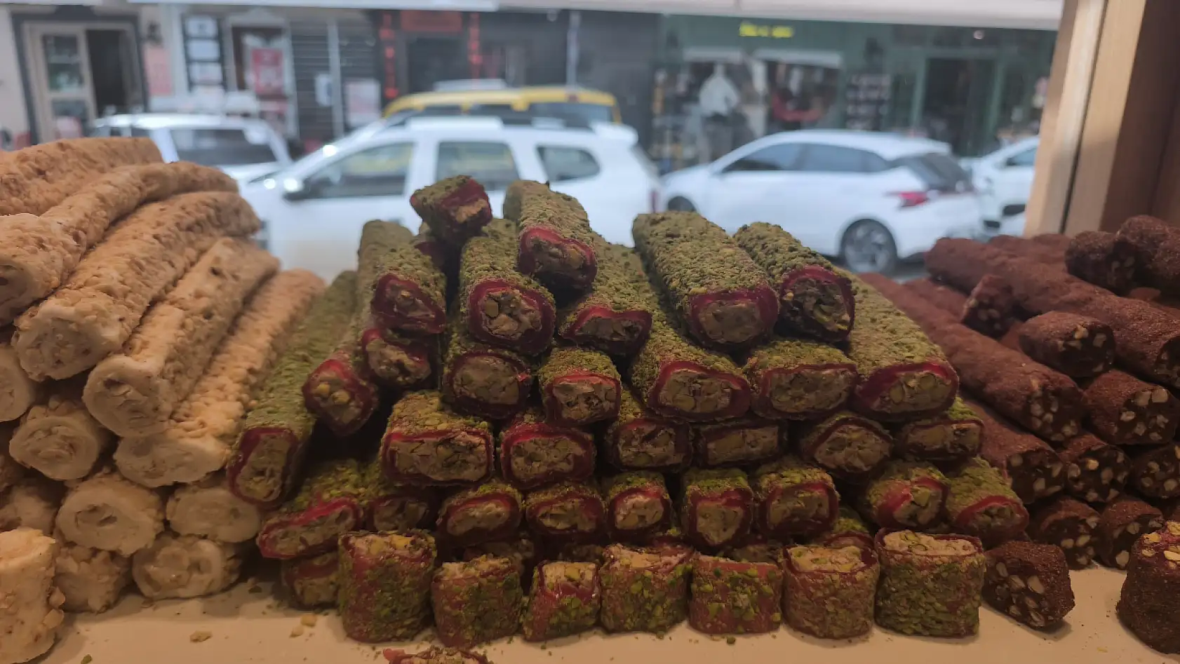 Fethiye'de bayram öncesi lokum ve çikolata satışları hareketli