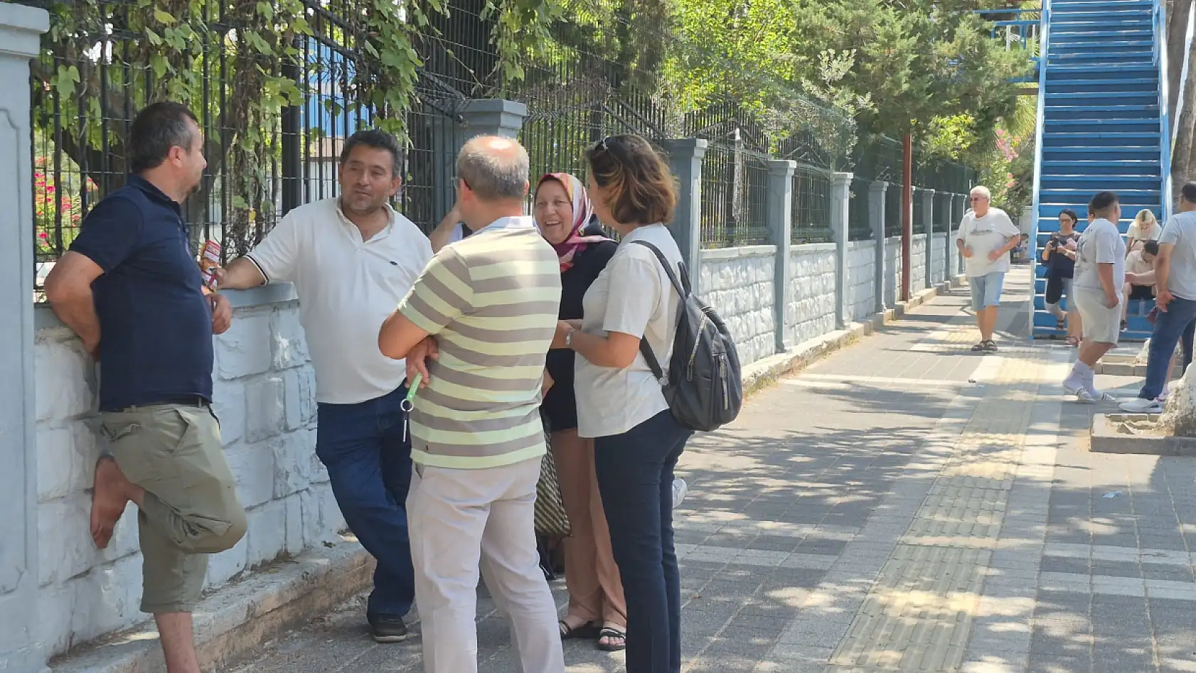 Fethiye'de LGS heyecanı: Öğrenciler sınavda veliler dışarıda ter döktü