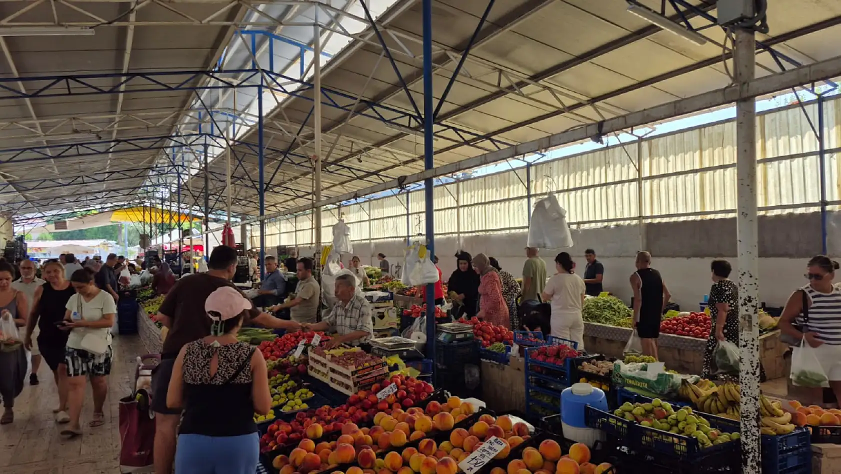 Fethiye Salı Pazarı'nda hareketlilik sürüyor