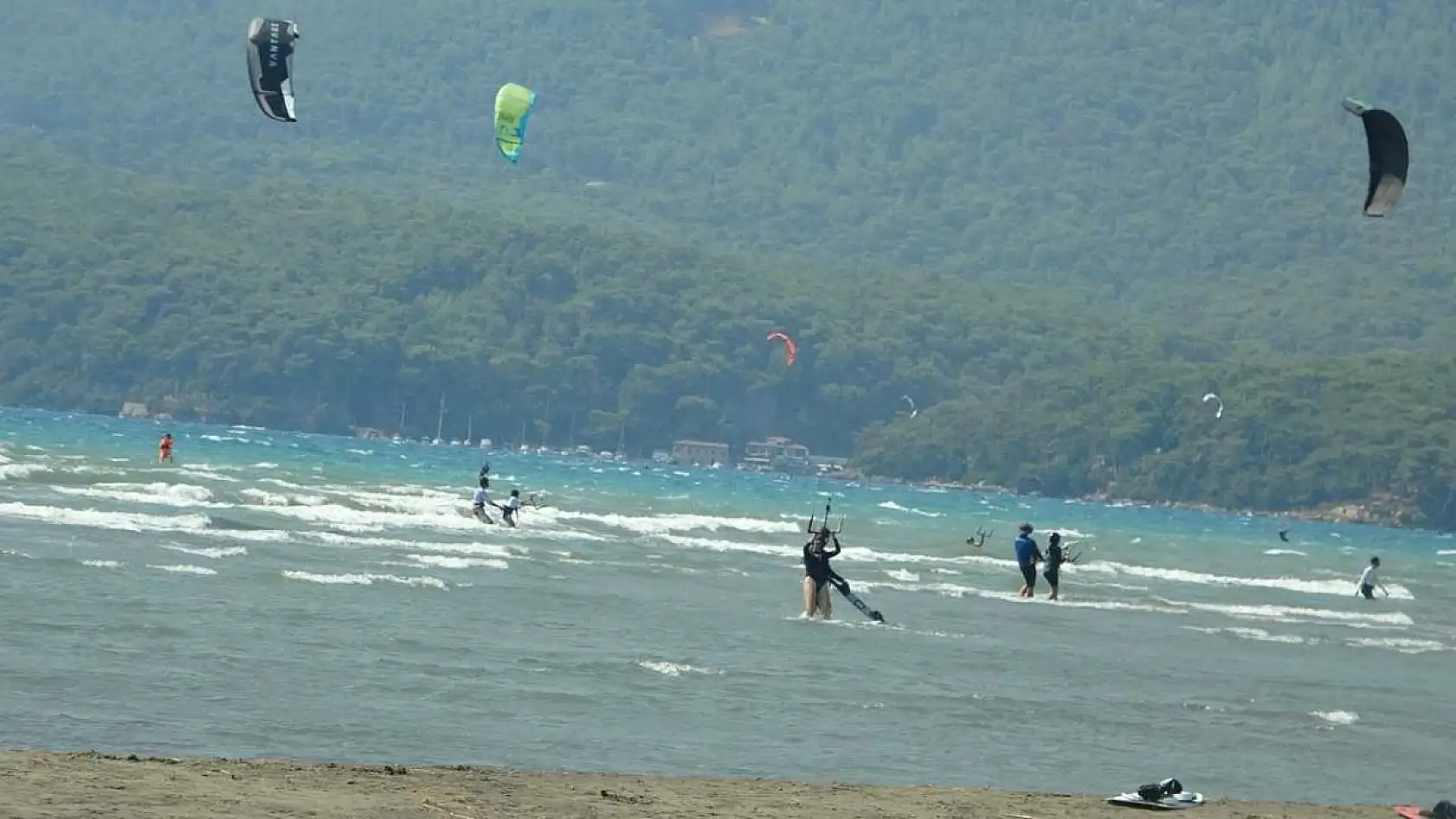Oyuncu Deniz'den Akyaka'ya övgü: 'Uçurtma sörfü için mükemmel bir yer'