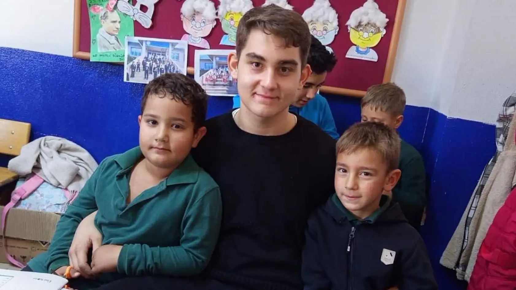 Milas Anadolu Lisesi'nden Fesleğen İlkokulu'na kitap desteği