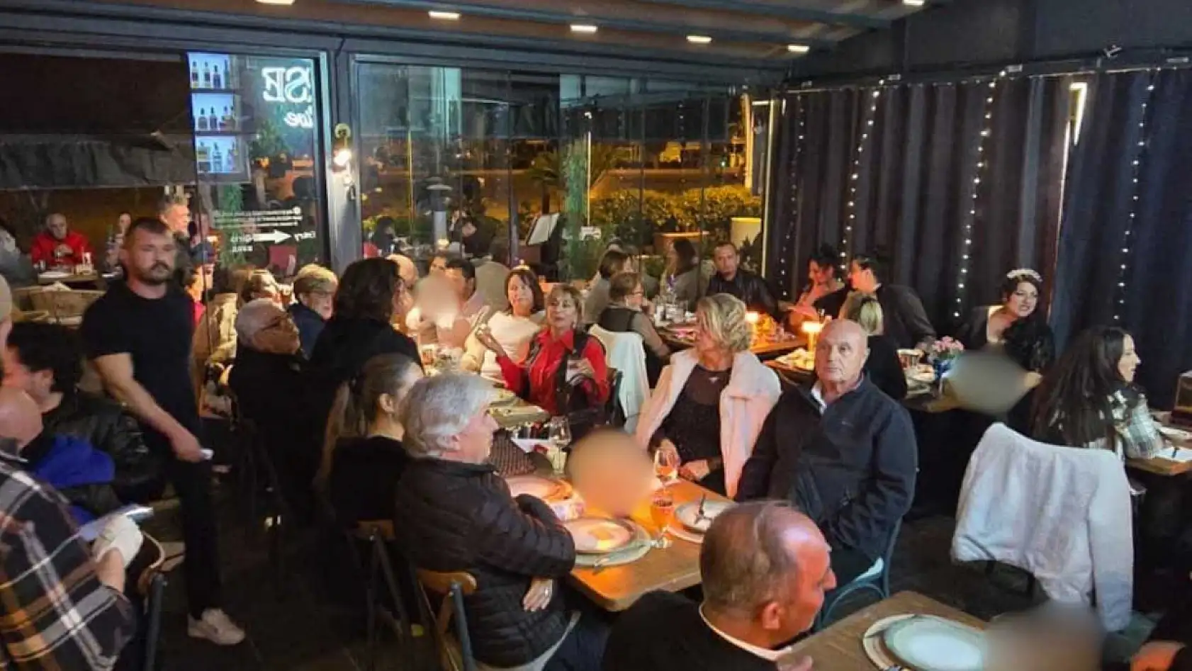 Fethiye'de sanat gecesi sürprizle taçlandı: Selin Köktener'e doğum günü kutlaması