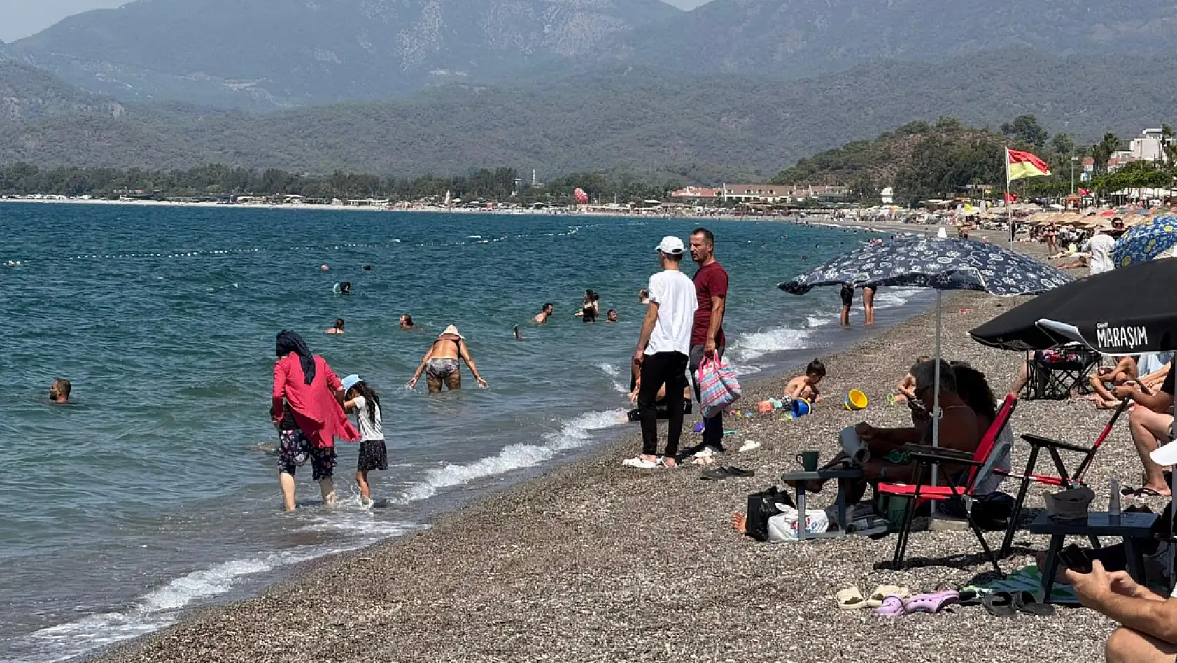Fethiye'de Çalış Plajı'nda Pazar yoğunluğu