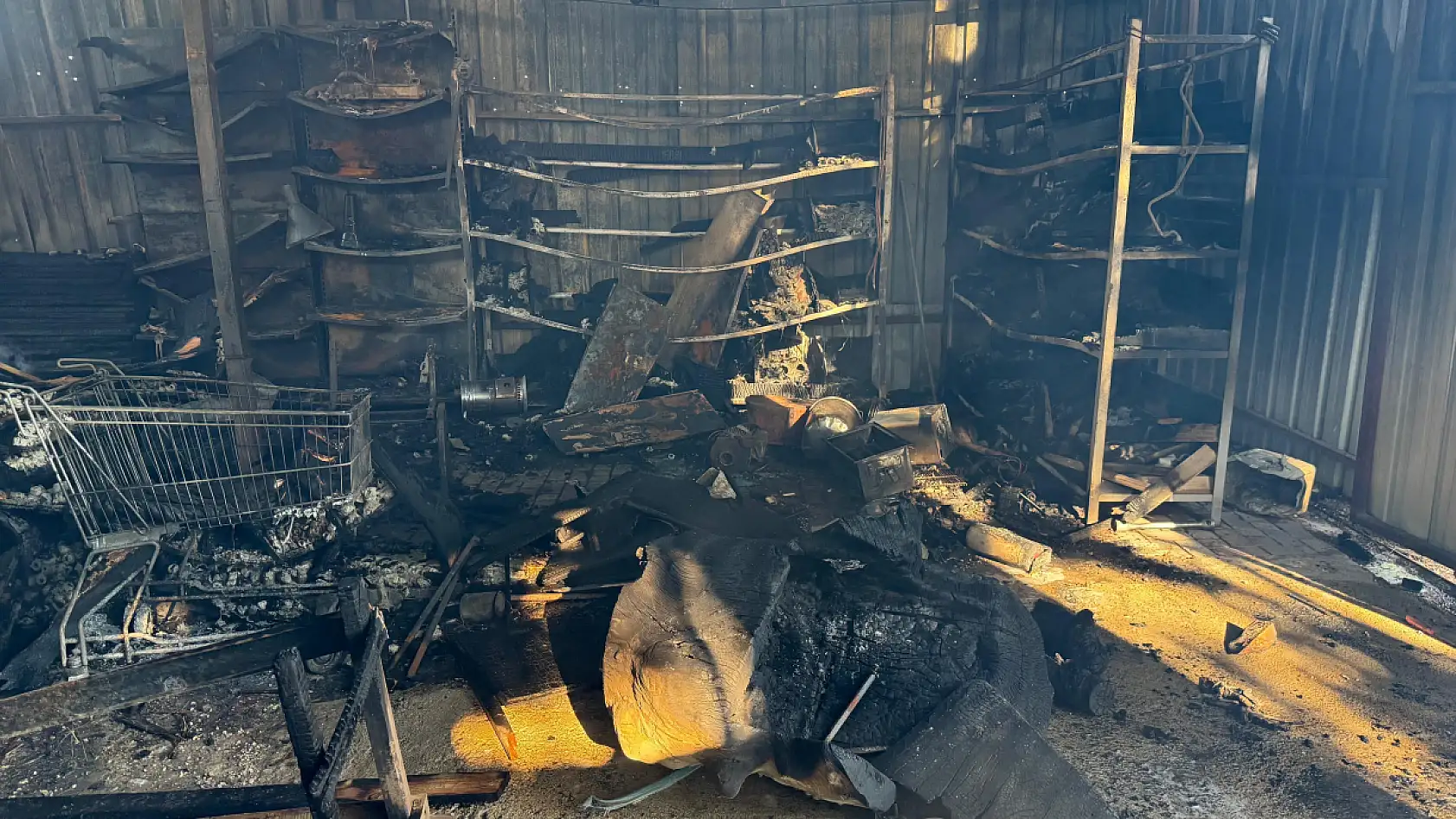 Seydikemer'de kereste deposundaki yangın kontrol altına alındı