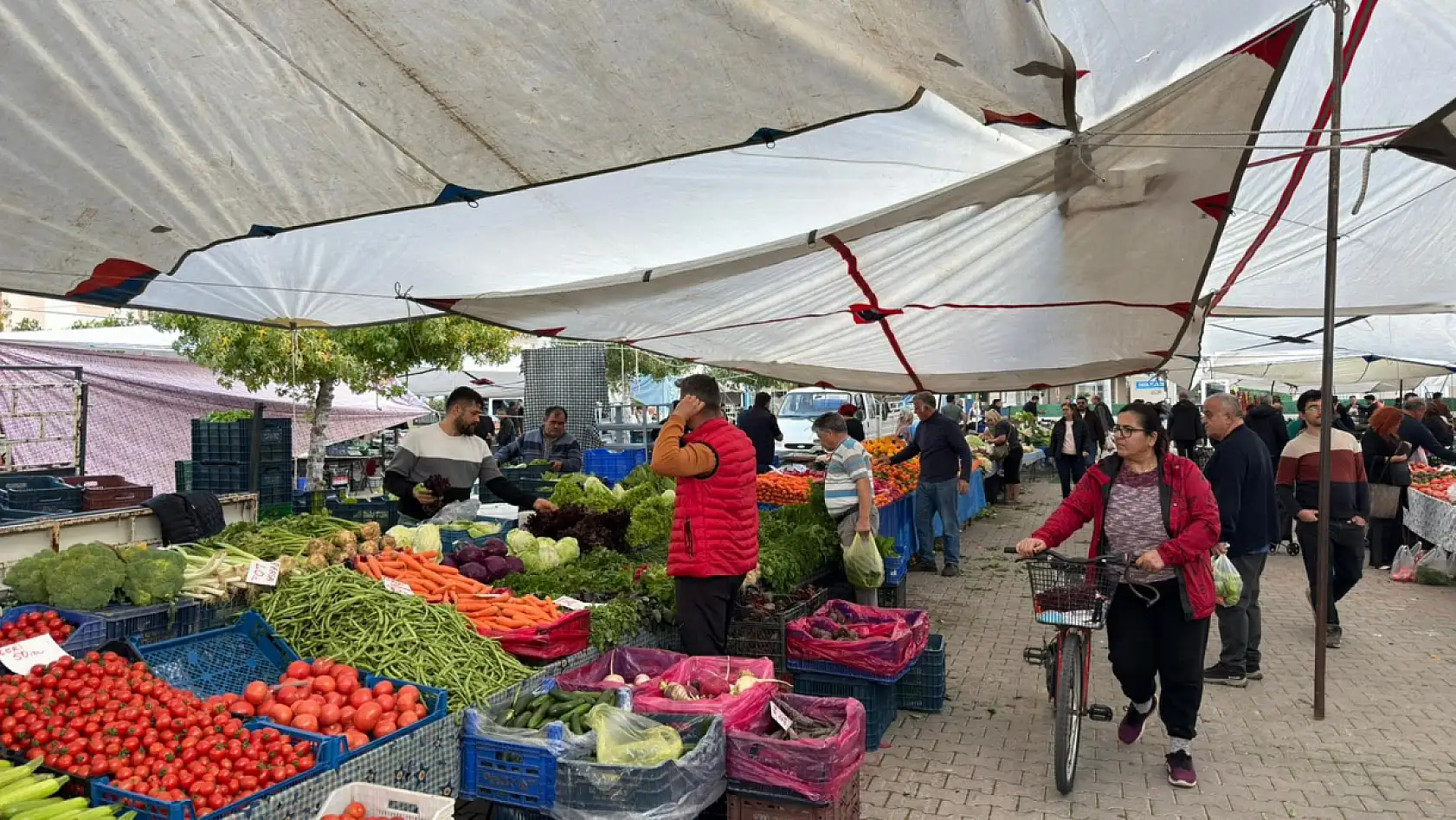 Fethiye Pazar Pazarı'nda akşam hareketliliği