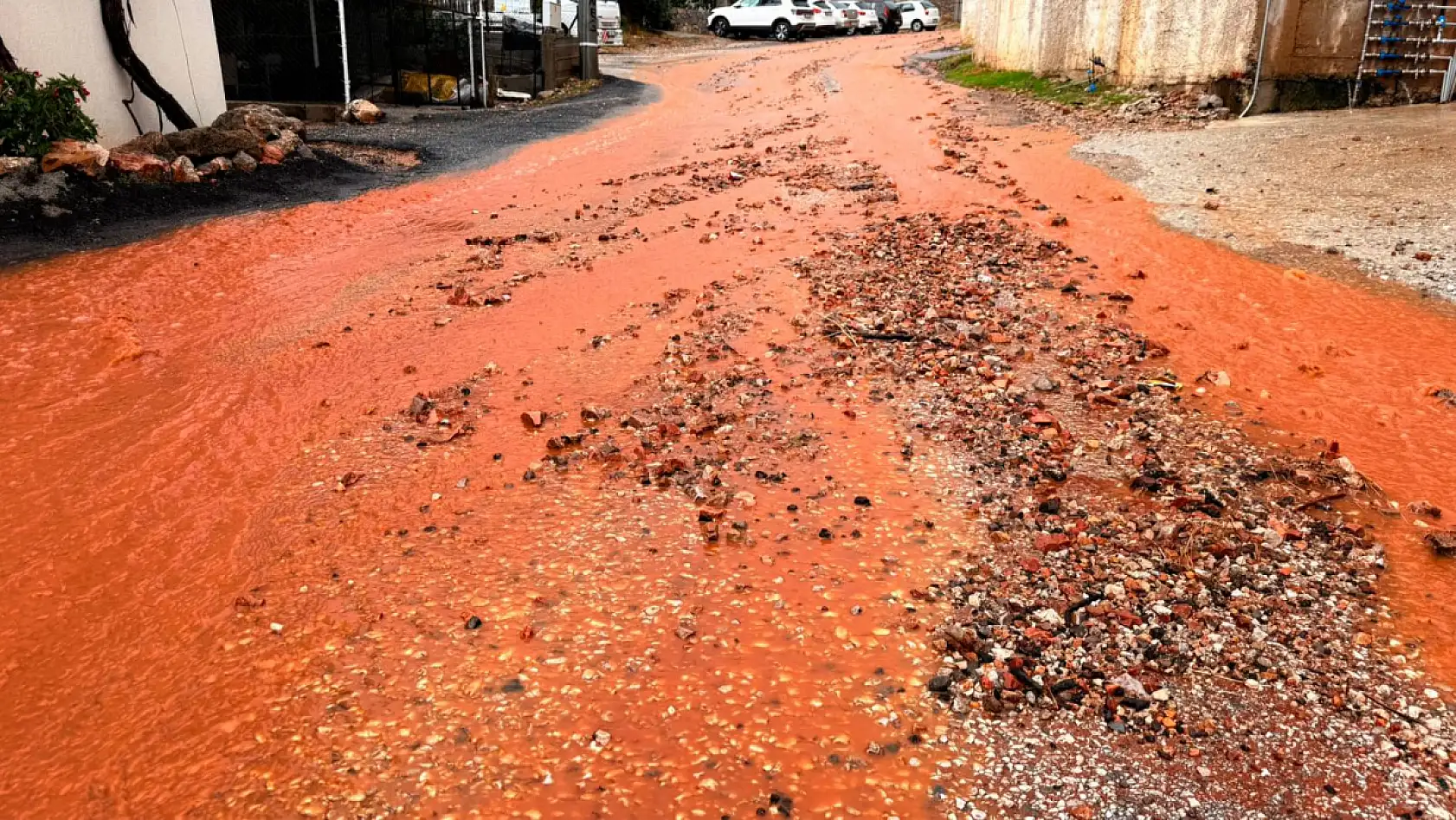 Fethiye'de kuvvetli sağanak yağış sonrası yollarda taş ve çamur akıntısı
