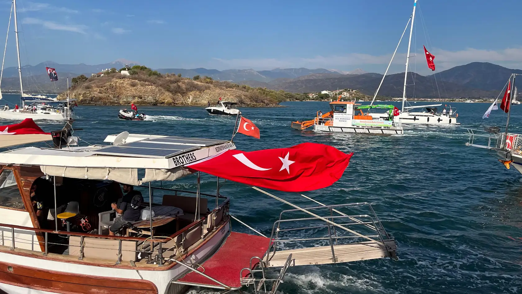 Fethiye'de tekne kortejiyle 29 Ekim coşkusu