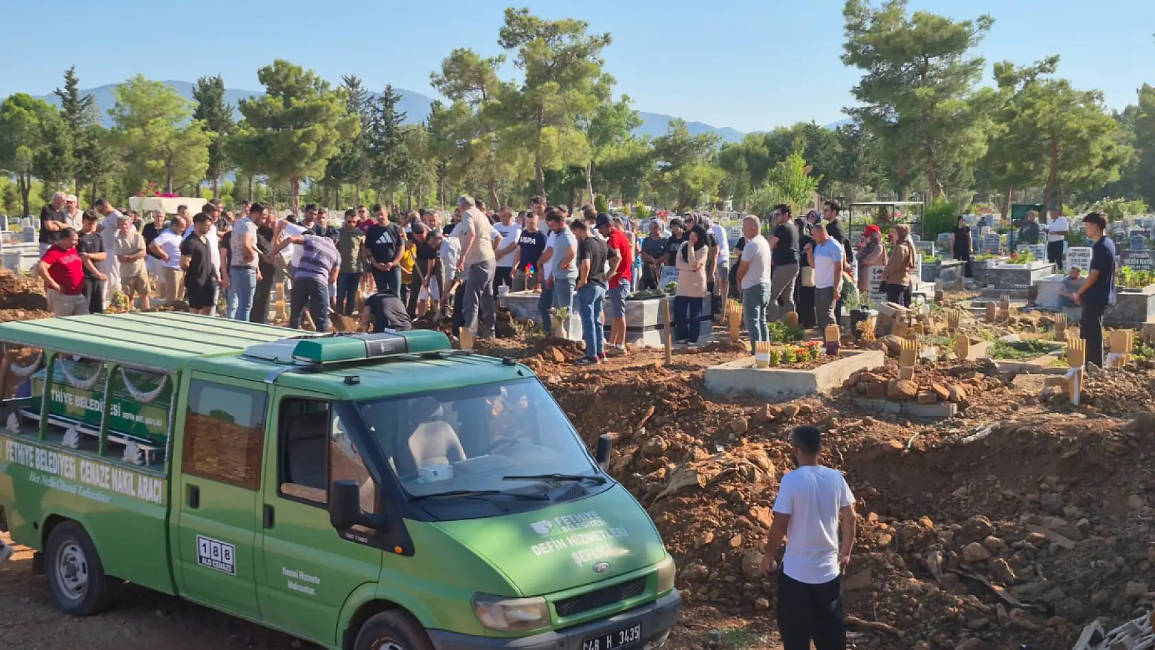 Fethiye'de evinde ölü bulunan Ebru son yolculuğuna uğurlandı