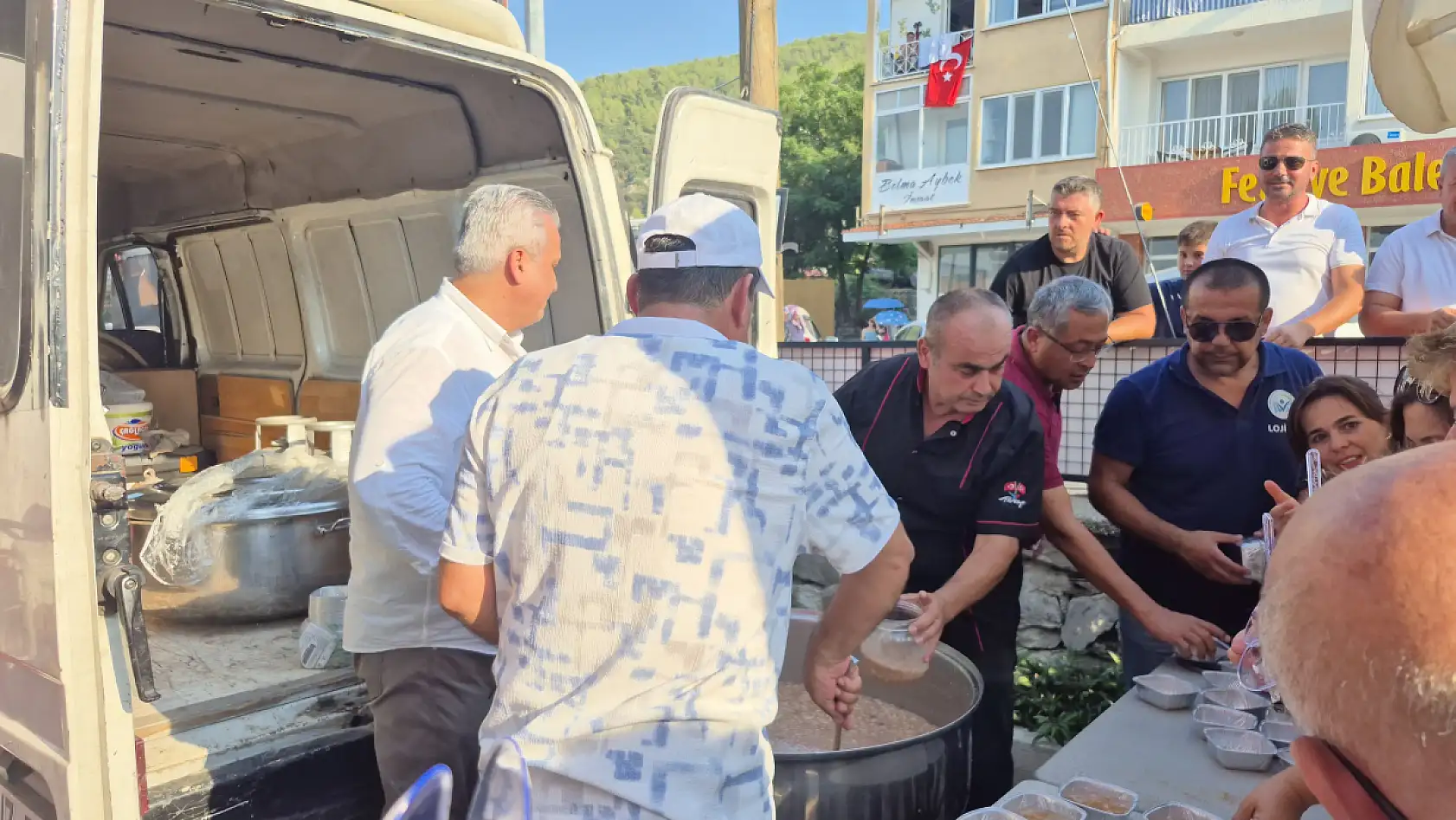 CHP Fethiye'den aşure ikramı