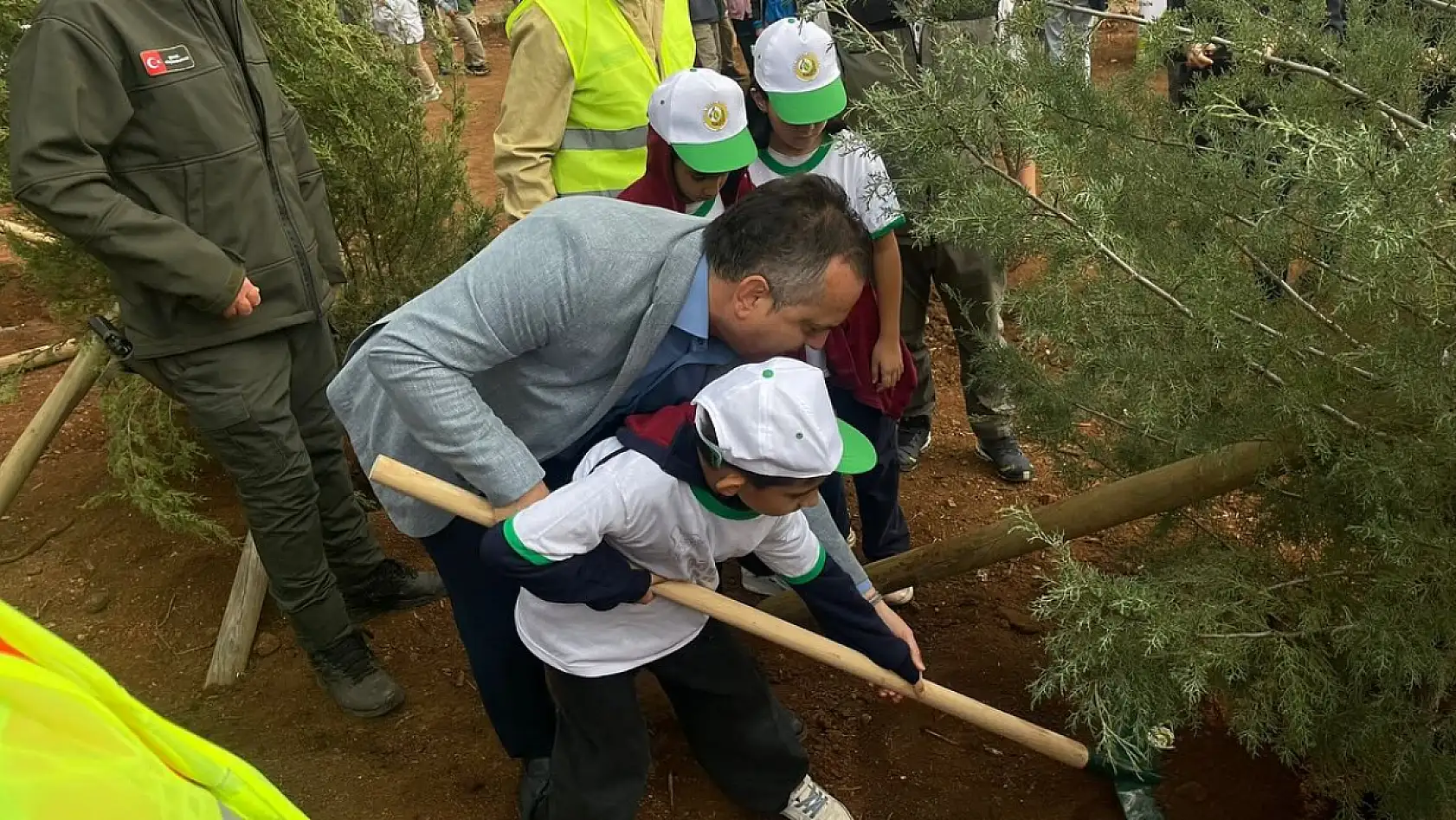 Fethiye Kaymakamı Akkaya, öğrencilerle fidan dikti