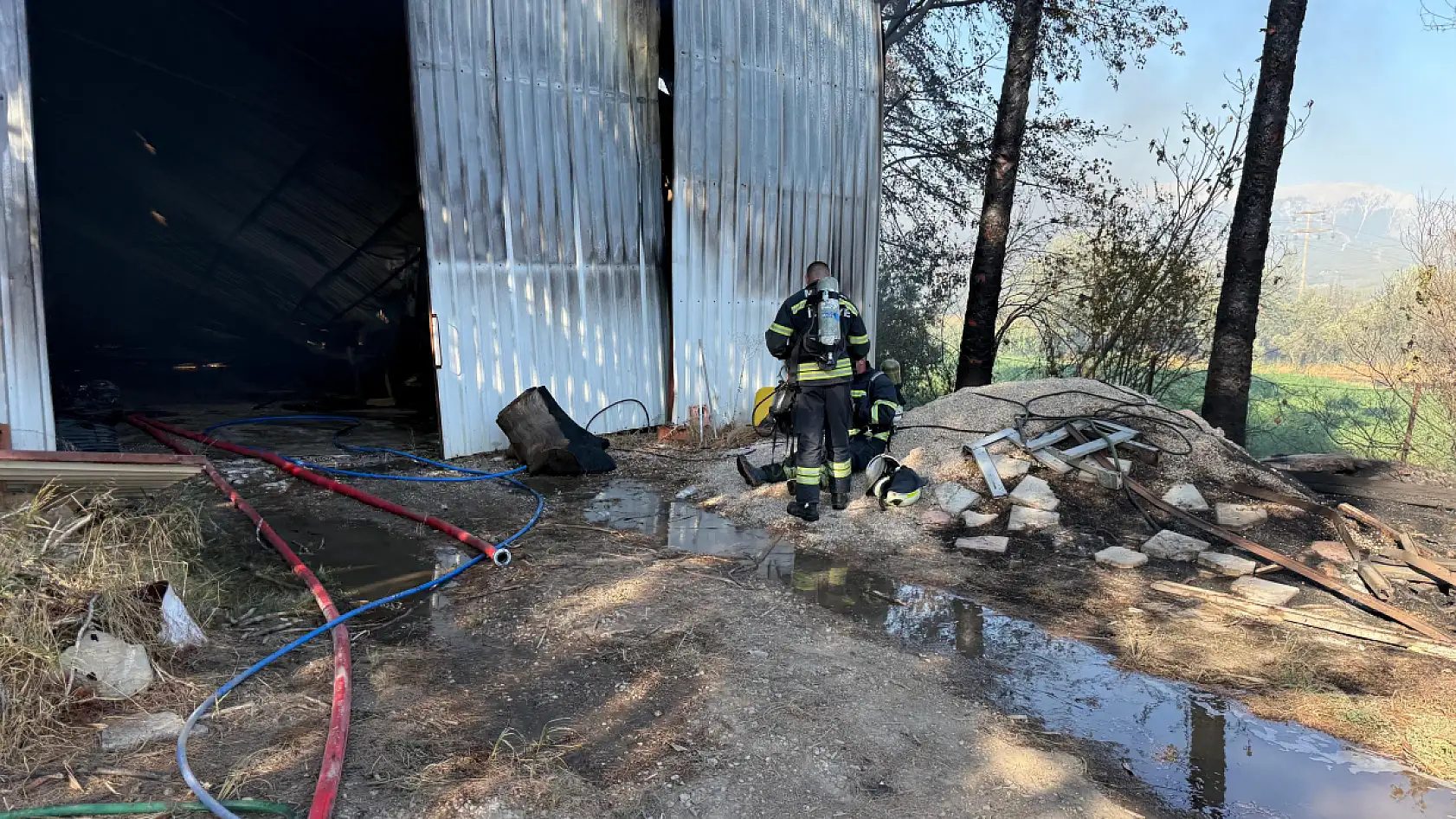 Seydikemer'de kereste deposundaki yangın kontrol altına alındı