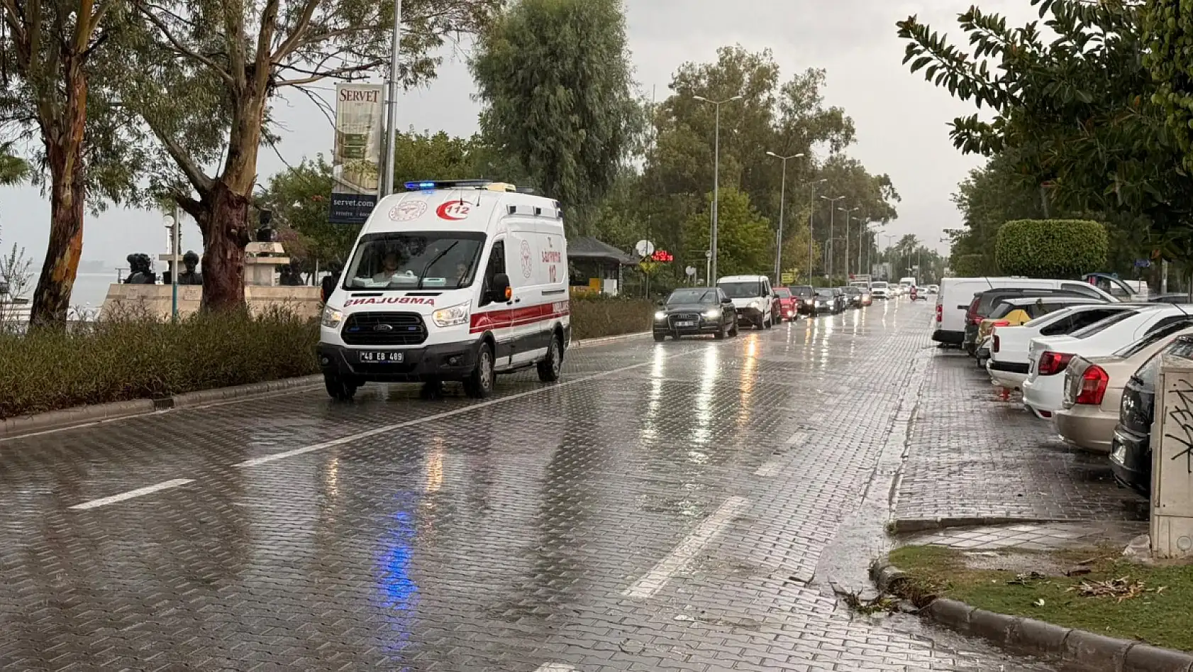 Fethiye'de Şiddetli Yağış Sürüyor, Sahilde Trafik Oluştu
