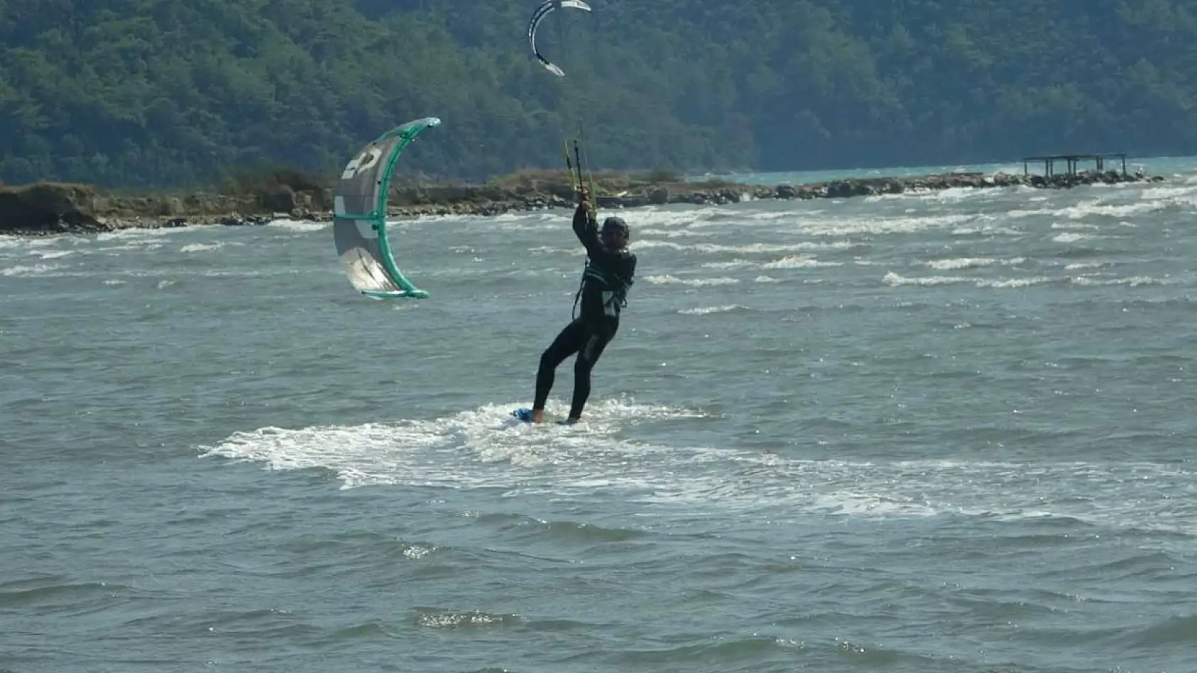 Oyuncu Deniz'den Akyaka'ya övgü: 'Uçurtma sörfü için mükemmel bir yer'