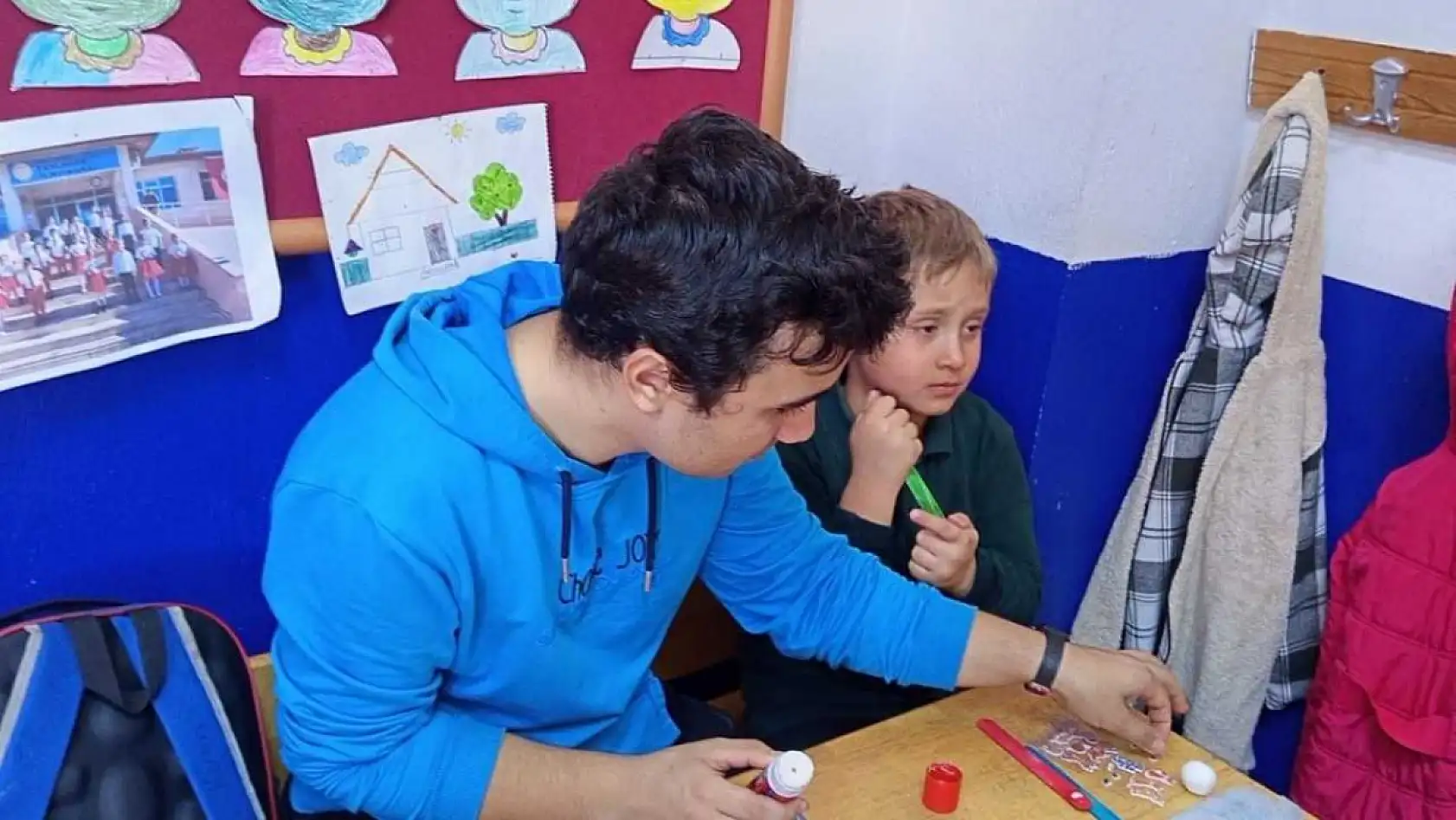 Milas Anadolu Lisesi'nden Fesleğen İlkokulu'na kitap desteği
