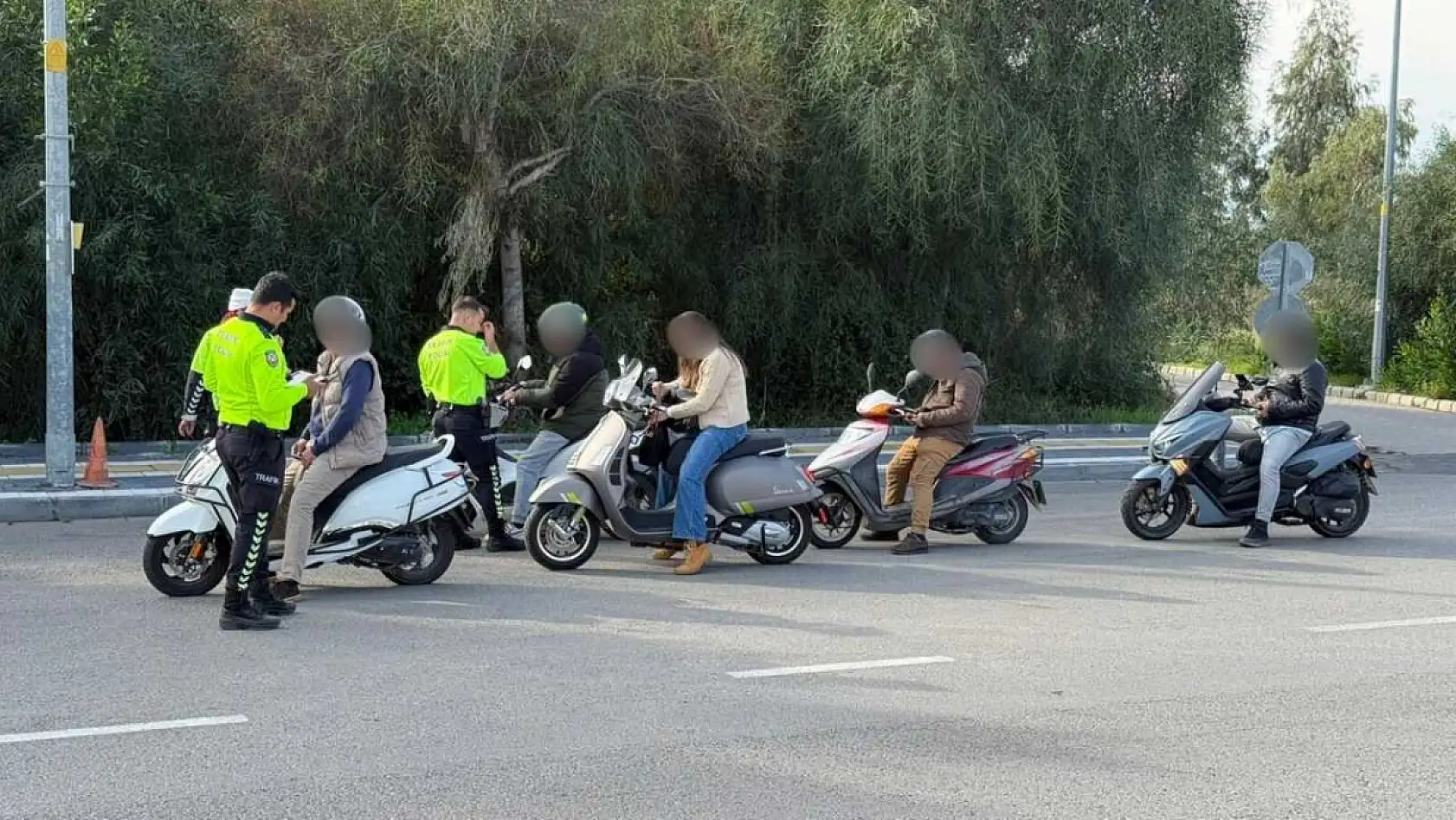 Fethiye'de Şehit Fethibey Parkı önünde motosiklet ve araçlara polis uygulaması