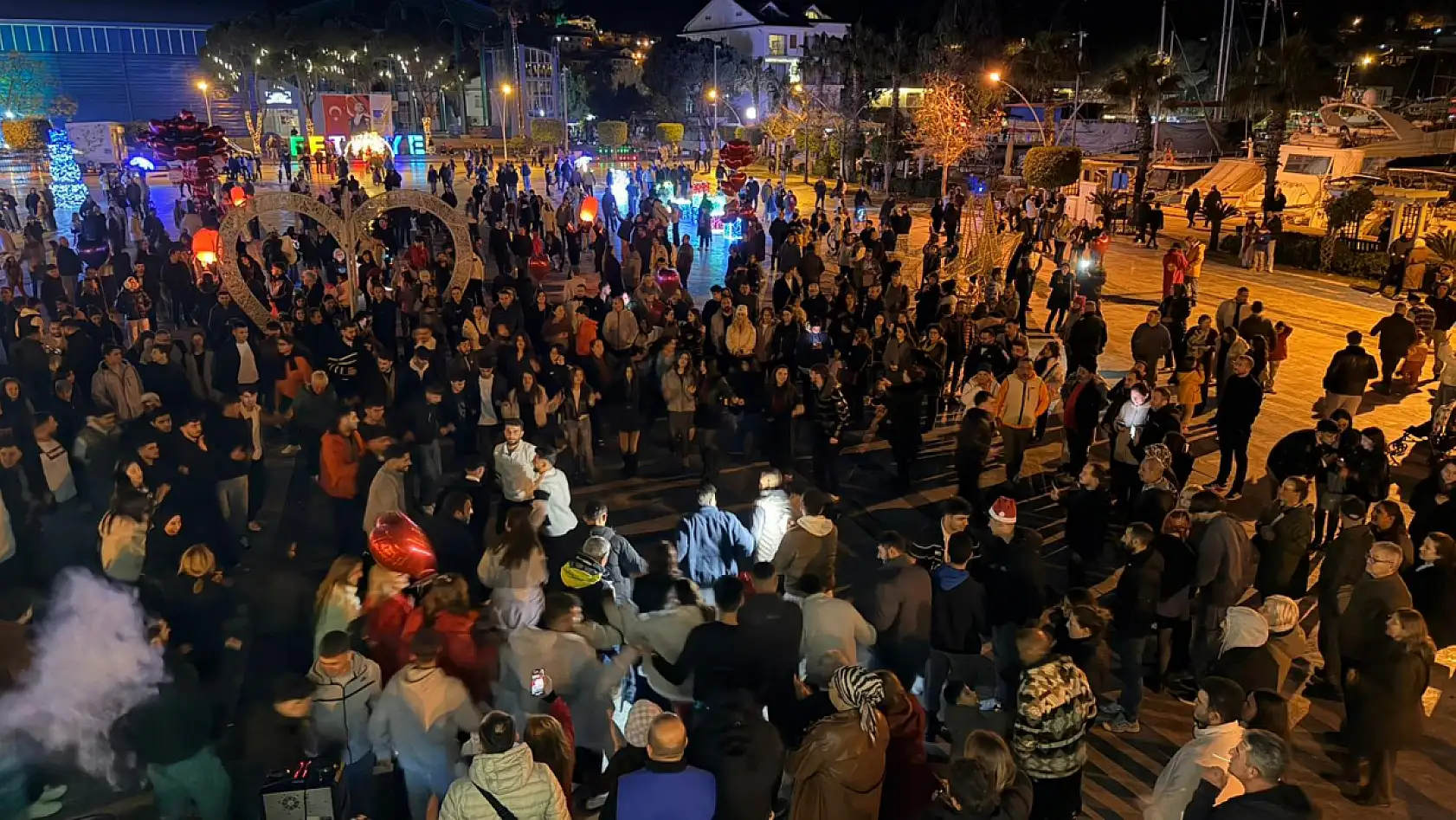 Yılbaşı Fethiye Beşkaza Meydanı'nda Coşkuyla Karşılandı
