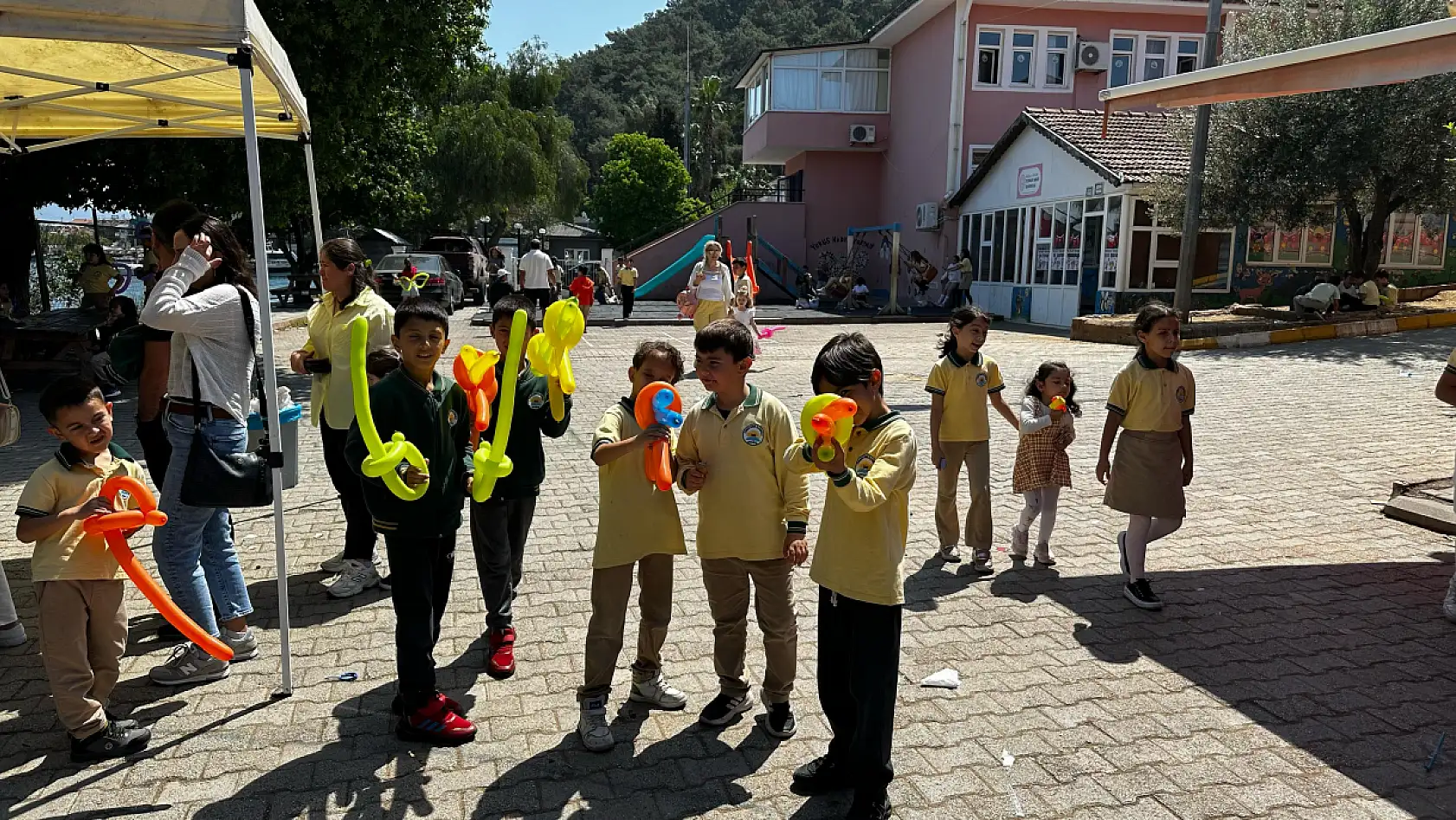 Fethiye Yunus Nadi İlkokulu'nda okul yararına kermes