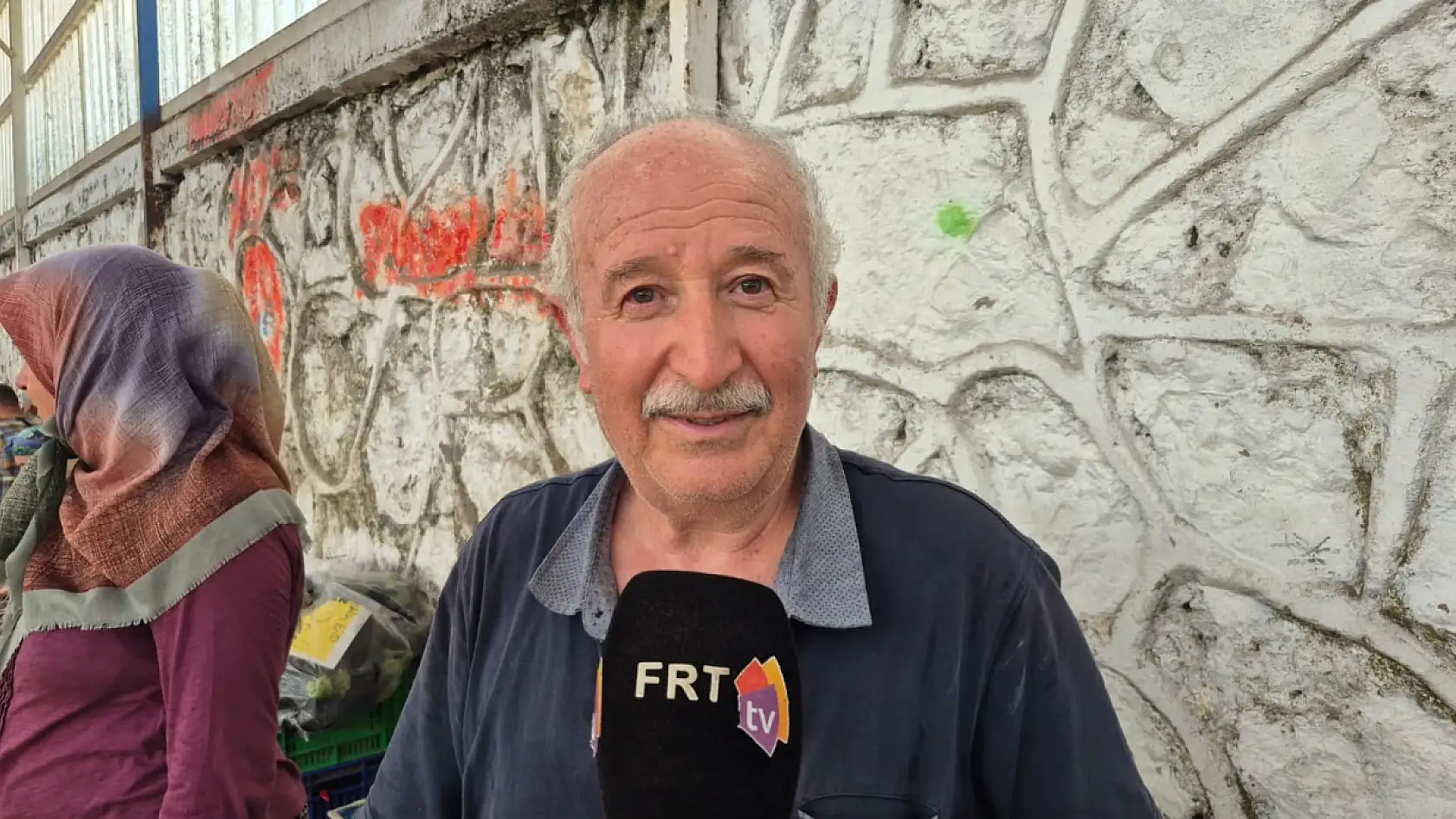 Fethiye Cuma Pazarı'nda Kendi Ürettiği Muzu Özel Yöntemlerle Sarartıyor