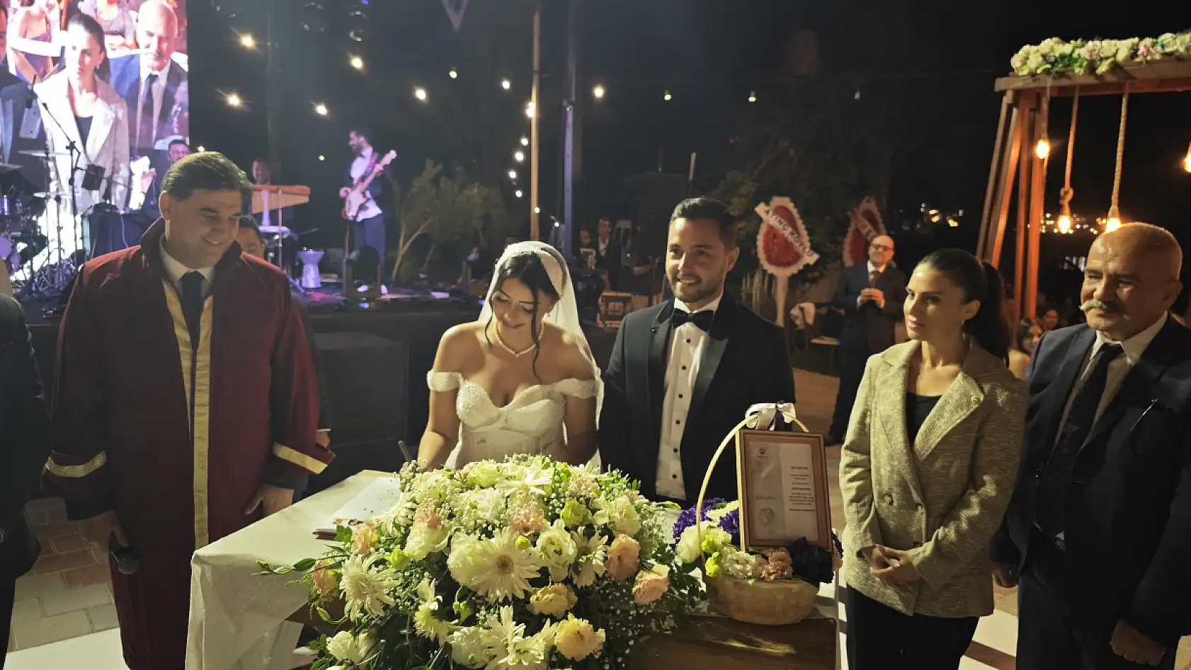 Fethiye'de Tuğçe Şeref Çifti dünya evine girdi: Nikahı Fethiye Belediye Başkanı Alim Karaca kıydı