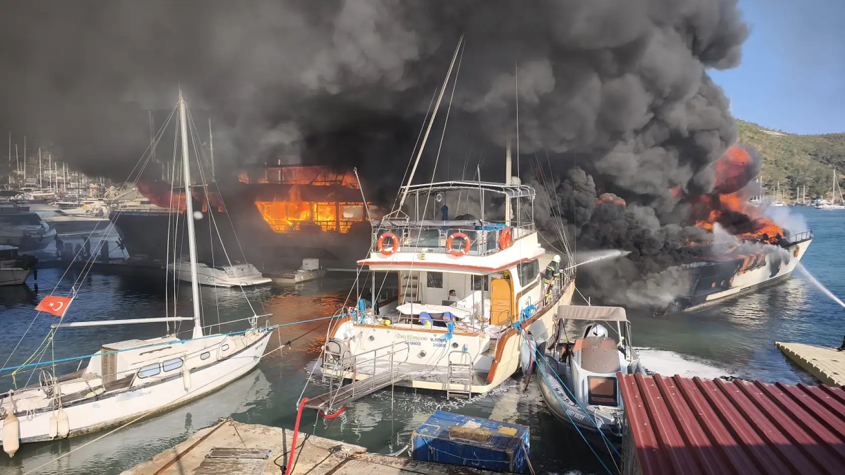 Fethiye Karagözler'de korkutan yangın: Üç tekne bir motor yat kullanılamaz hale geldi