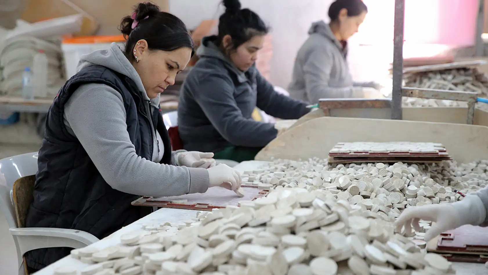 Muğla'da kadınlar ekmeklerini mermerden çıkartıyor