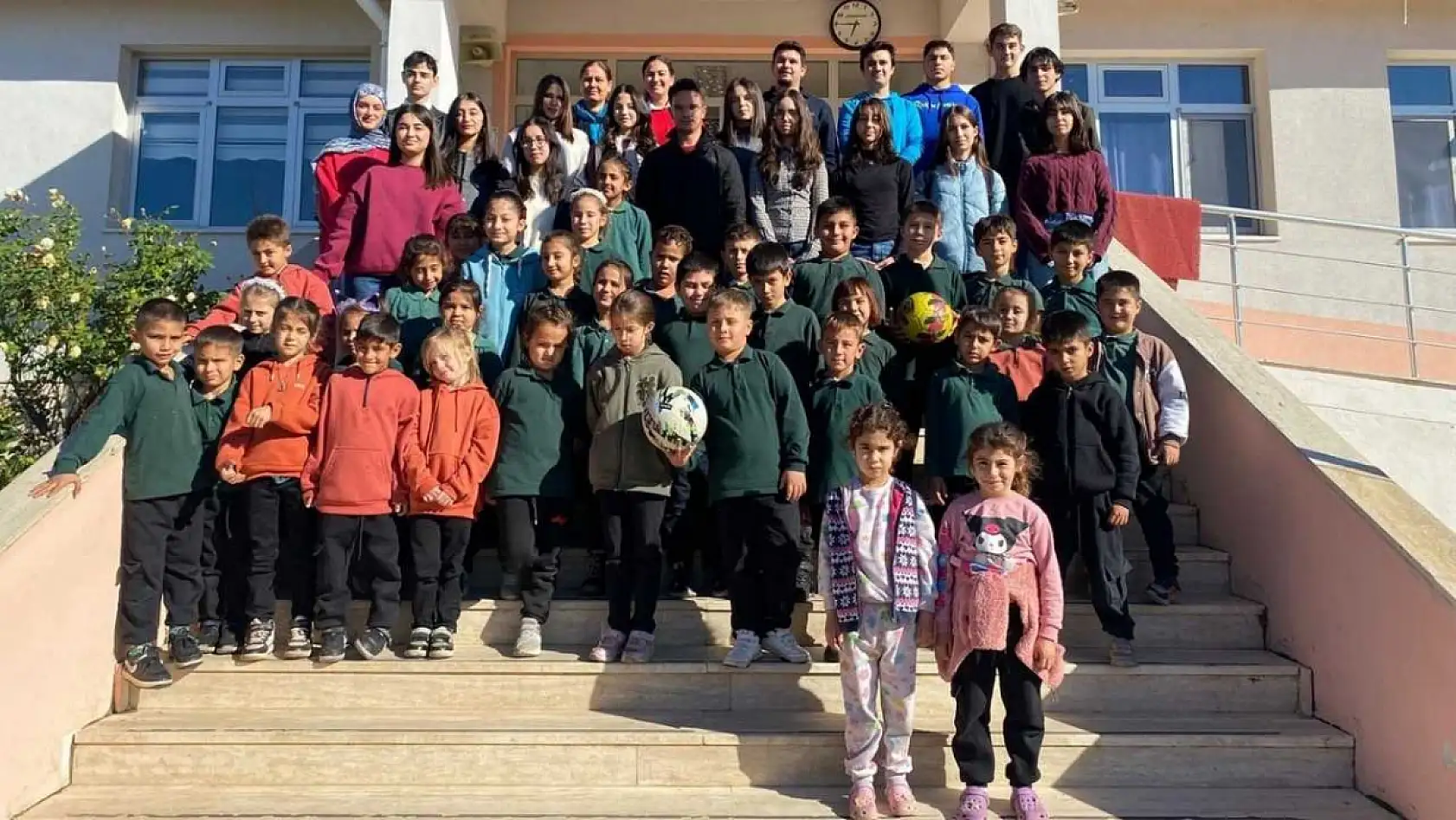 Milas Anadolu Lisesi'nden Fesleğen İlkokulu'na kitap desteği