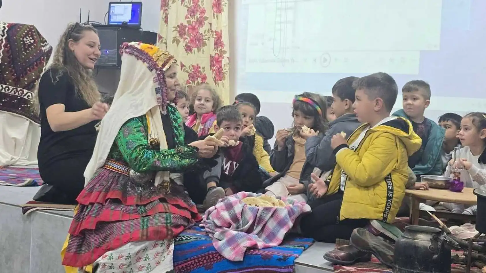 Ramazan Kıvrak, Fethiye'de öğrencilerle yöre kültürünü paylaştı