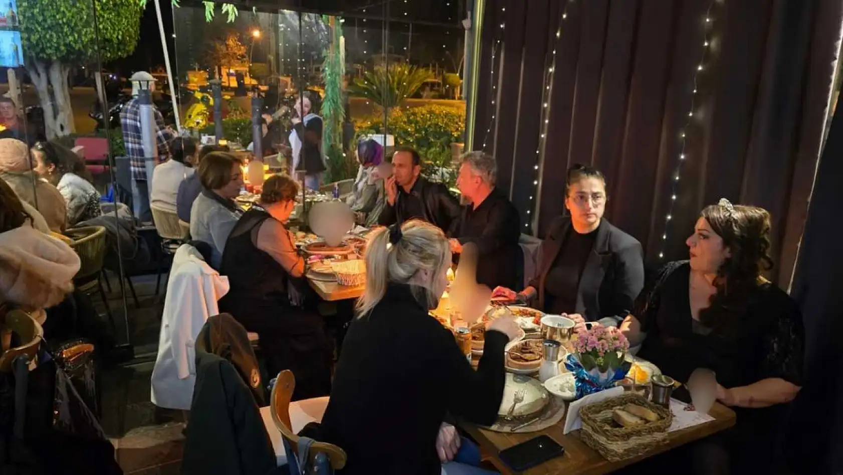 Fethiye'de sanat gecesi sürprizle taçlandı: Selin Köktener'e doğum günü kutlaması