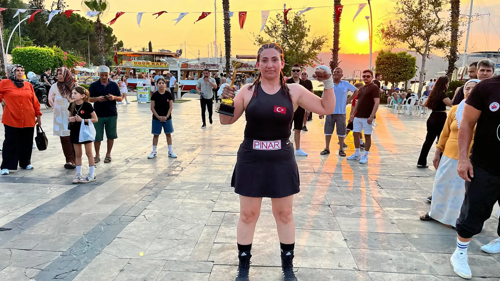 Fethiyeli Kadın Boksör Pınar Kahya, Rakibi Sevim Ada'yı 4-0 Mağlup Etti