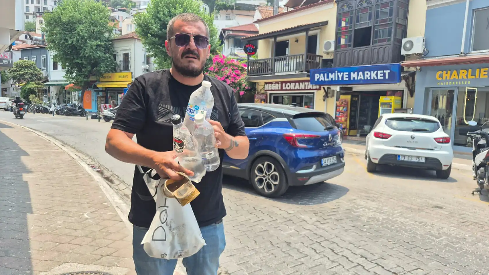 Fethiye'de yola atılan çöpler dikkat çekti