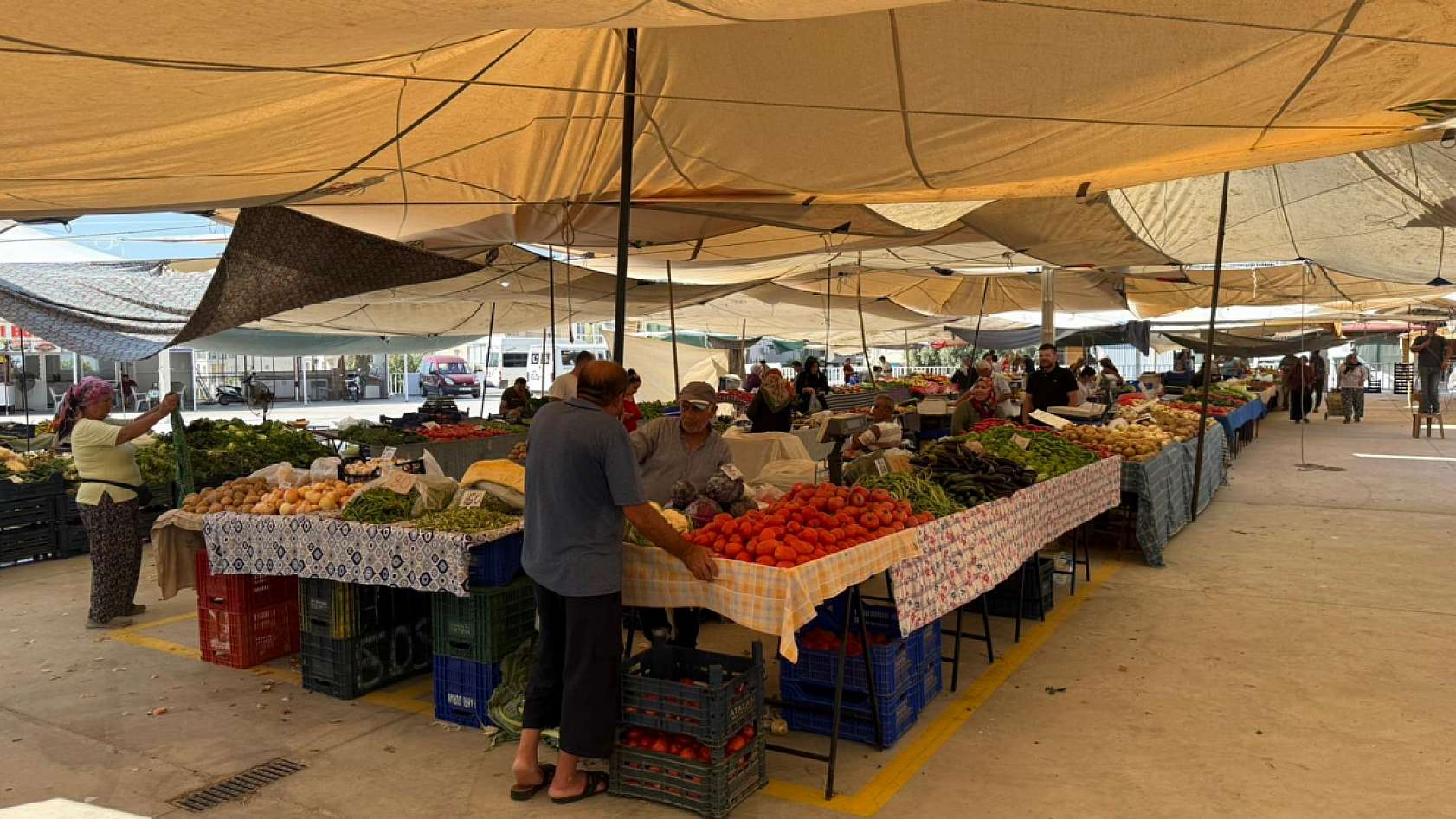 Fethiye Perşembe Pazarı'nda Esnaf Sezon Yoğunluğunu Bekliyor