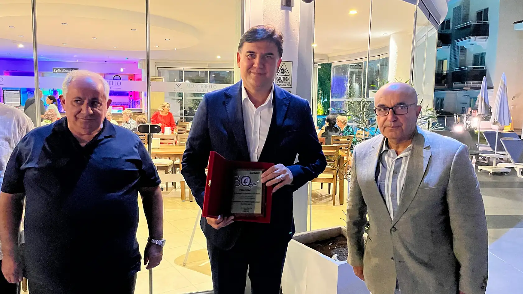 Fethiye Belediye Başkanı Karaca'ya 30. yıla özel anlamlı plaket