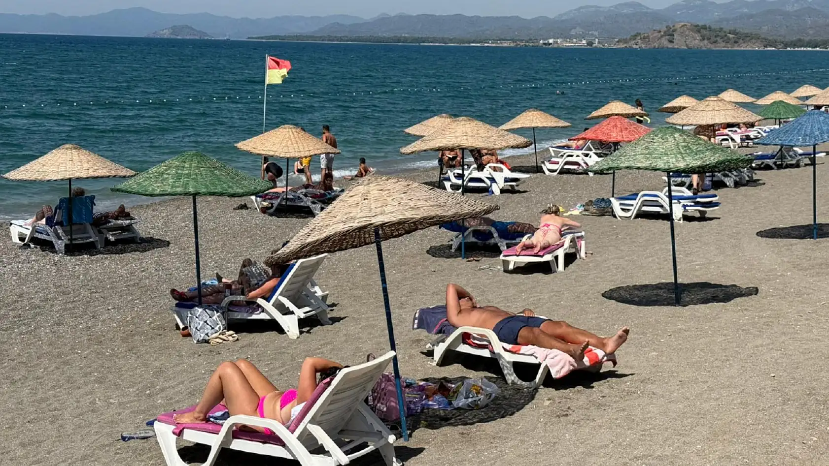 Fethiye'de Çalış Plajı'nda Pazar yoğunluğu