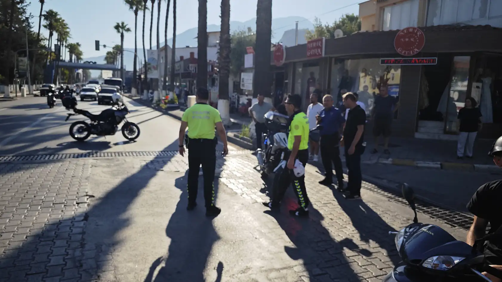 Fethiye'de Otomobil İle Motosikletli Polis Çarpıştı