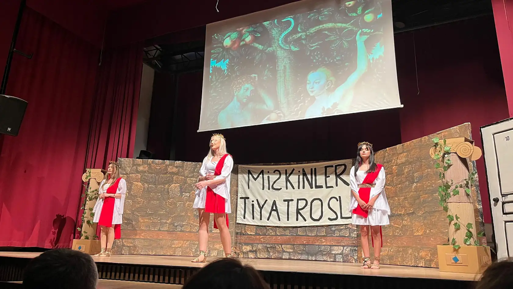Fethiye'de 'Miskinler' tiyatrosu seyirciden tam not aldı
