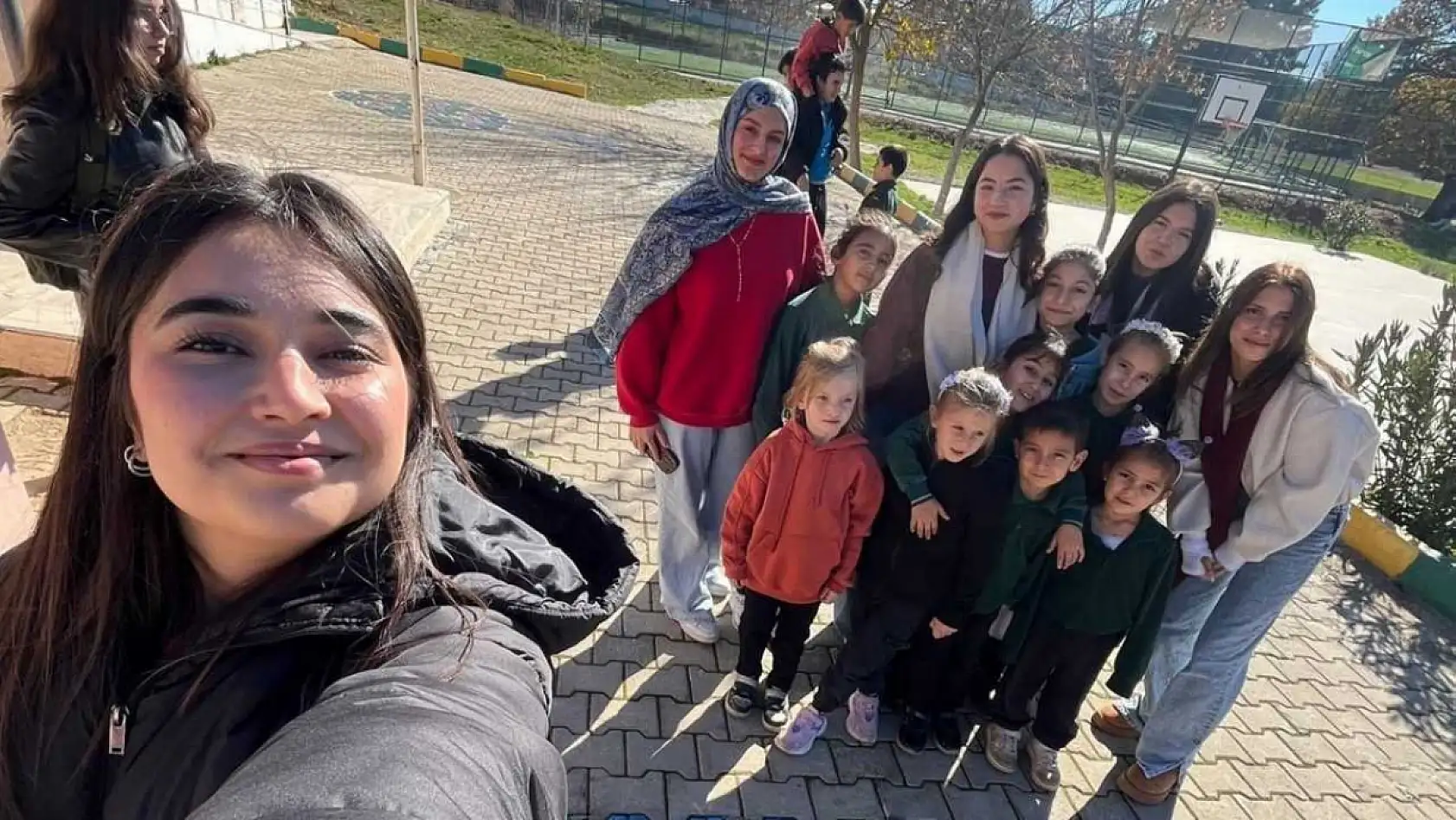 Milas Anadolu Lisesi'nden Fesleğen İlkokulu'na kitap desteği