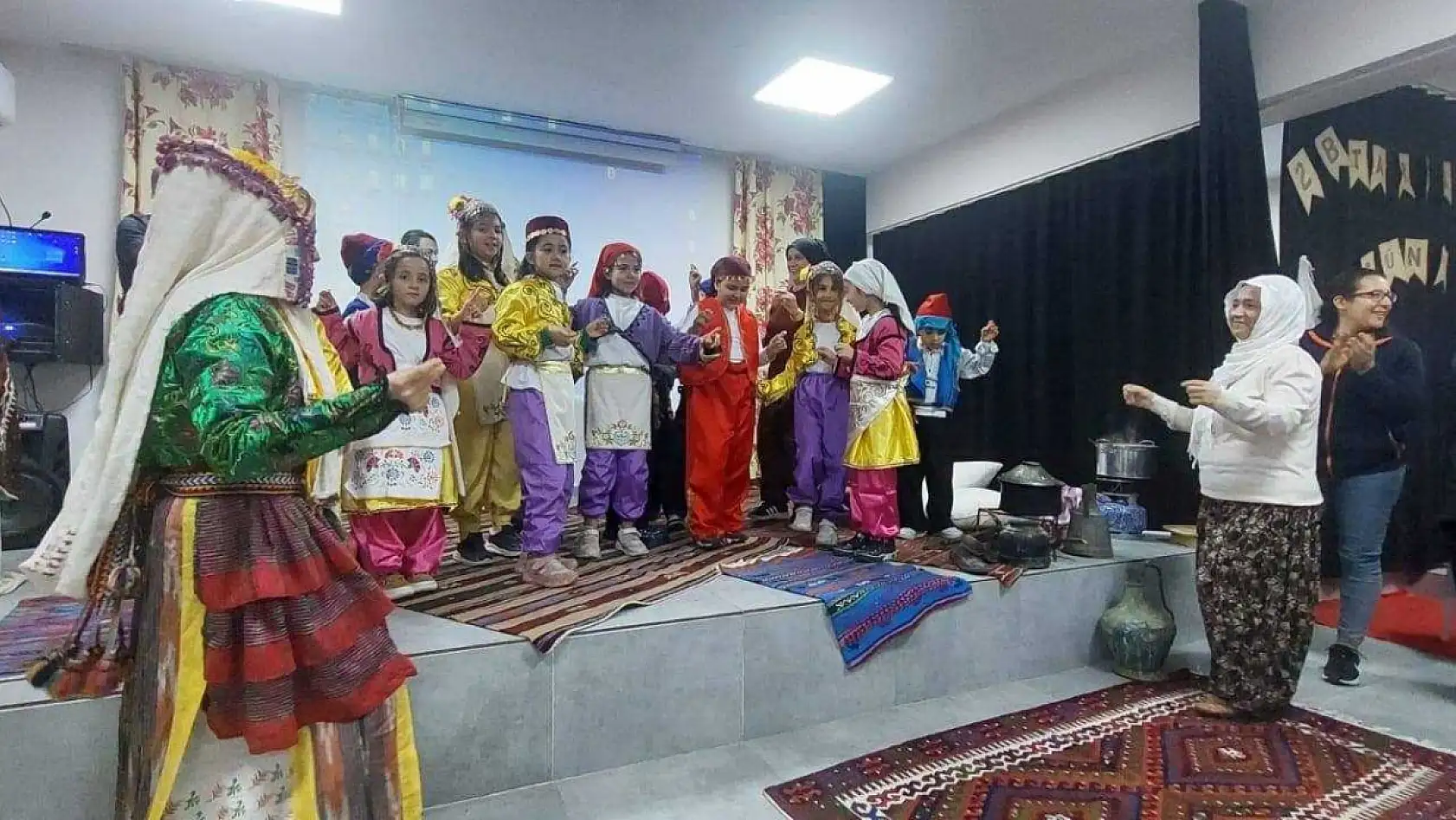 Ramazan Kıvrak, Fethiye'de öğrencilerle yöre kültürünü paylaştı