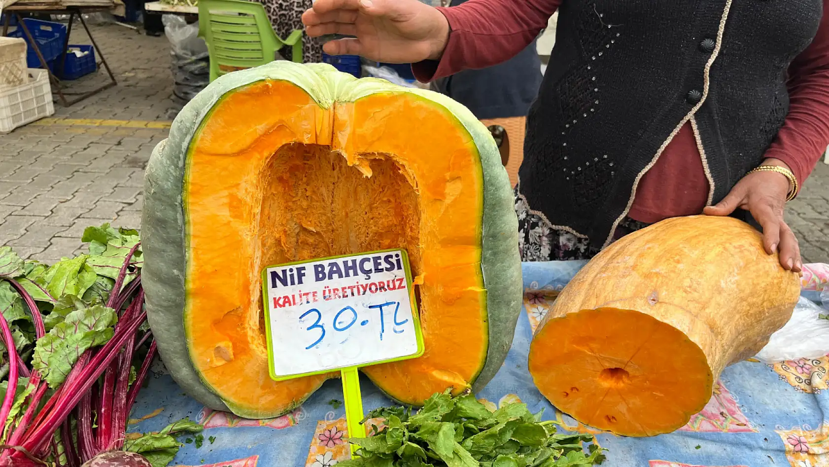 Fethiye Cuma Pazarı'nda Yeşillik 15 TL, Kabak 40 TL