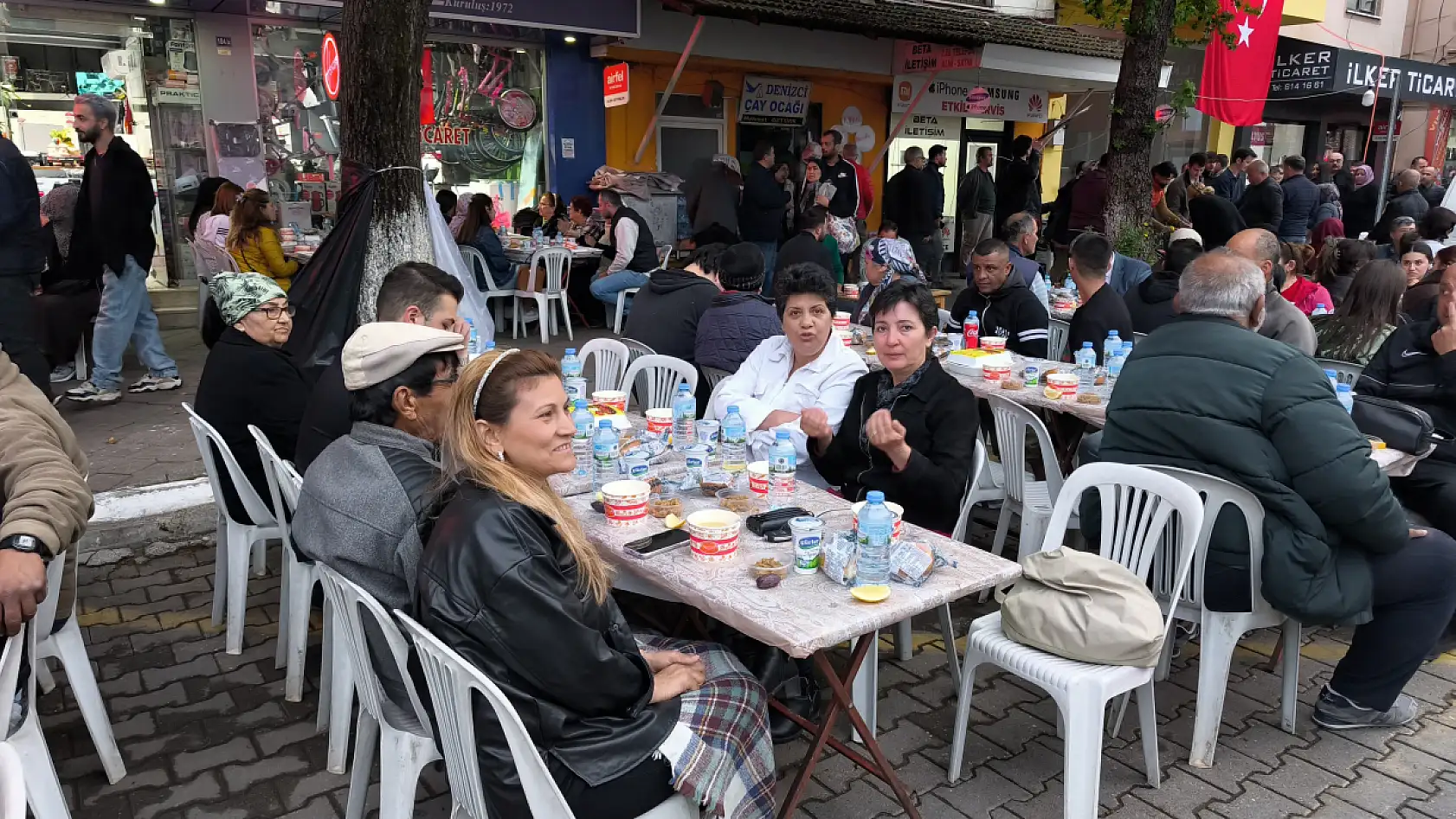 Fethiye'de çarşı esnaflarından geleneksel iftar yemeği