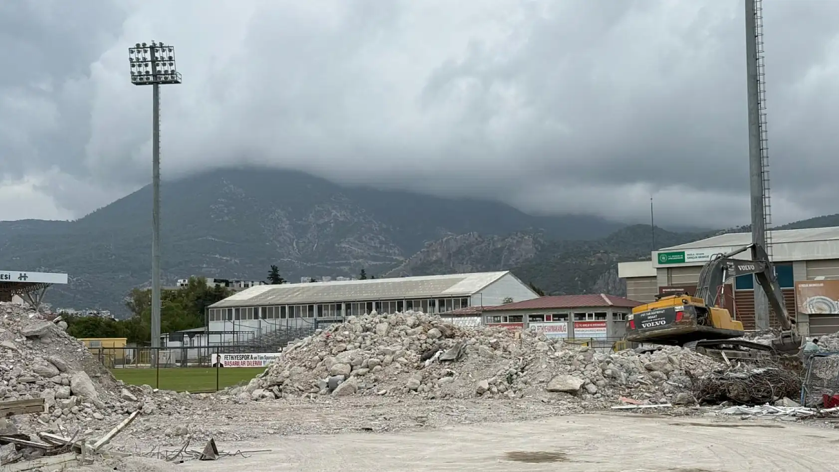Fethiye İlçe Stadyumu'nda betonarme tribünün yıkım işlemi tamamlandı