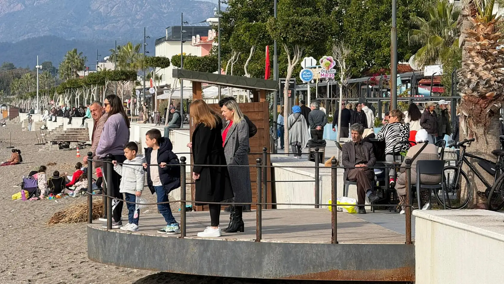 Fethiye'de Çalış Sahilinde Pazar Yoğunluğu