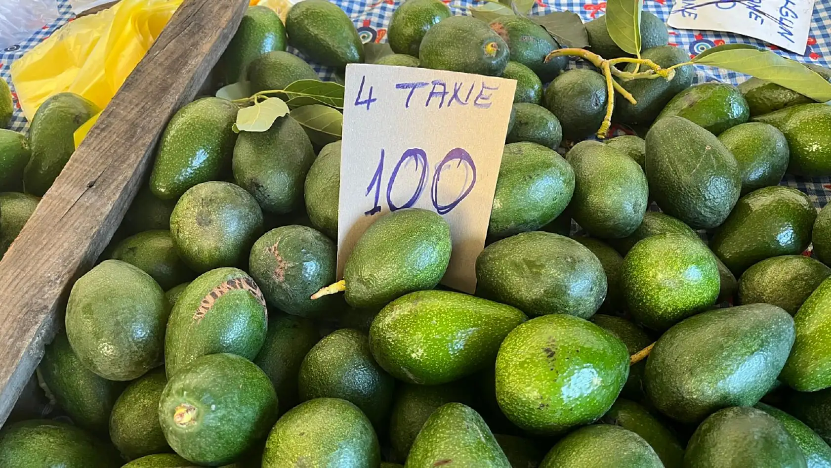 Fethiye Cuma Pazarı'nda Tezgahlar Avokadolarla Yeşilleniyor