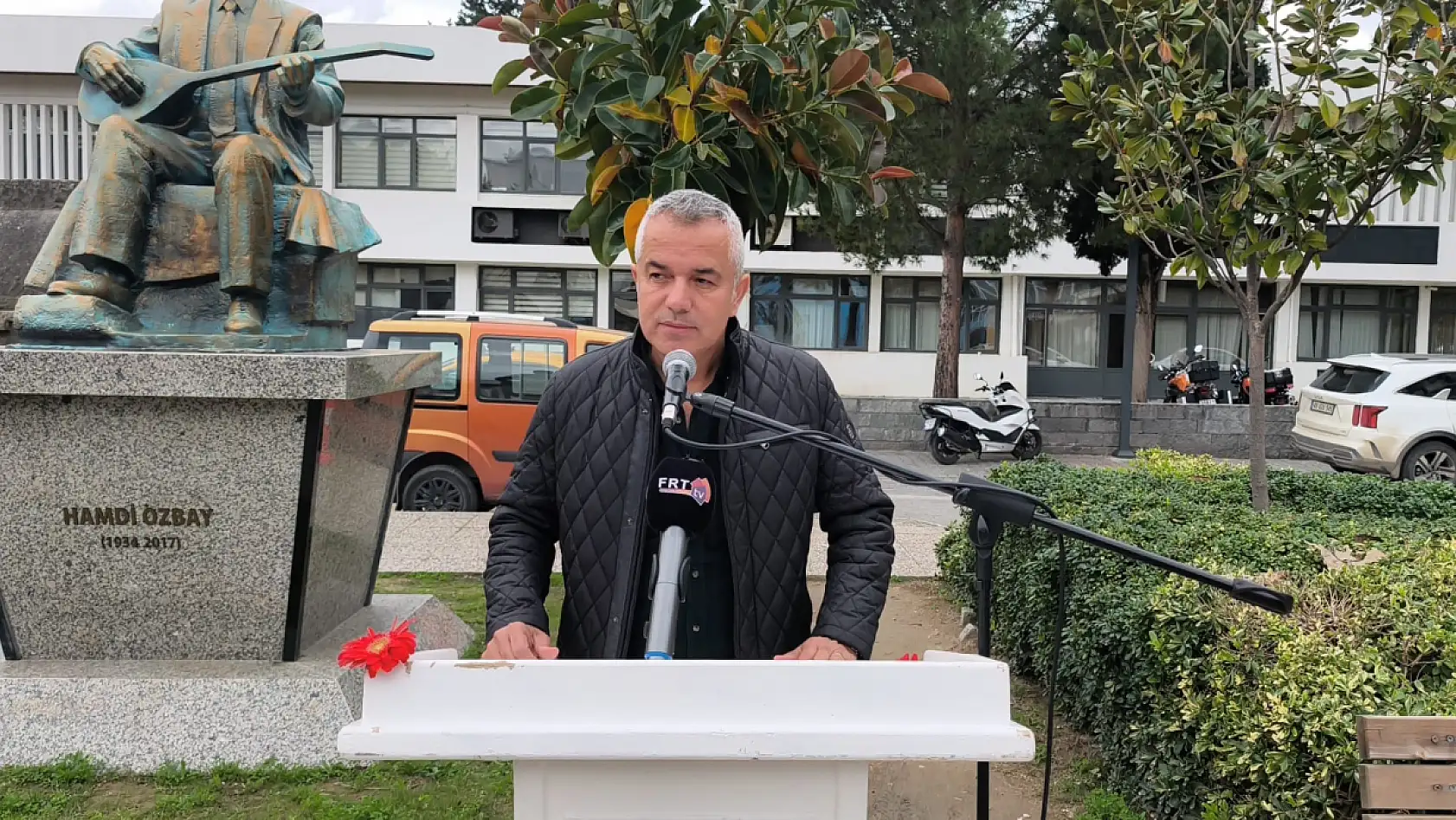 Fethiyeli TRT Sanatçısı Hamdi Özbay, Anıtı Başında Anıldı