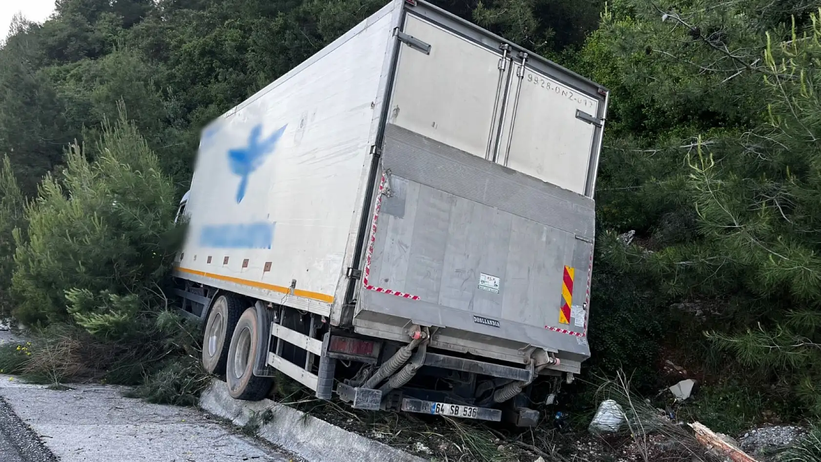 Muğla'da kaza! Kamyonun freni patladı, hâkimiyetini kaybedip yoldan çıktı
