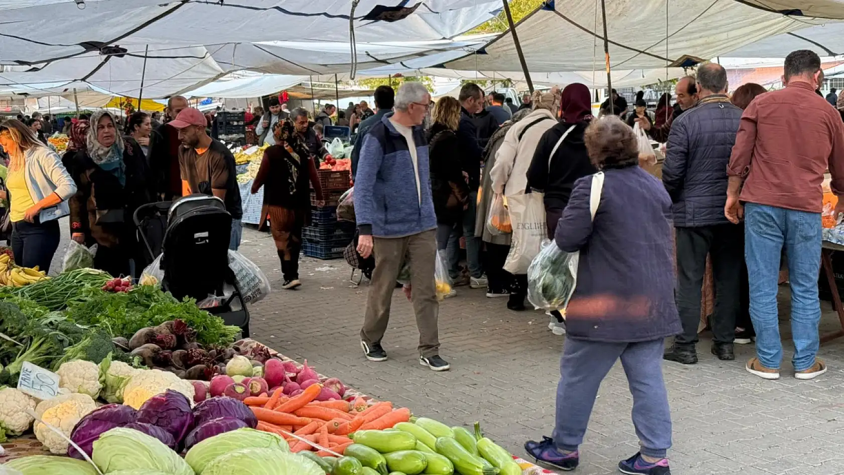 Fethiye Pazar Pazarı'nda akşam hareketliliği